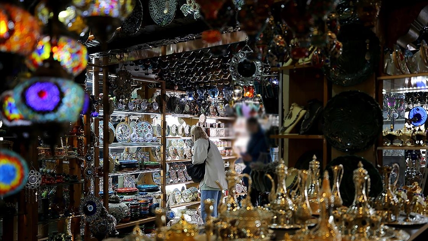 Türkiye'de turistlerin bavulu doldu, kasa taştı: Hediyelik eşya ve giyimde rekor!