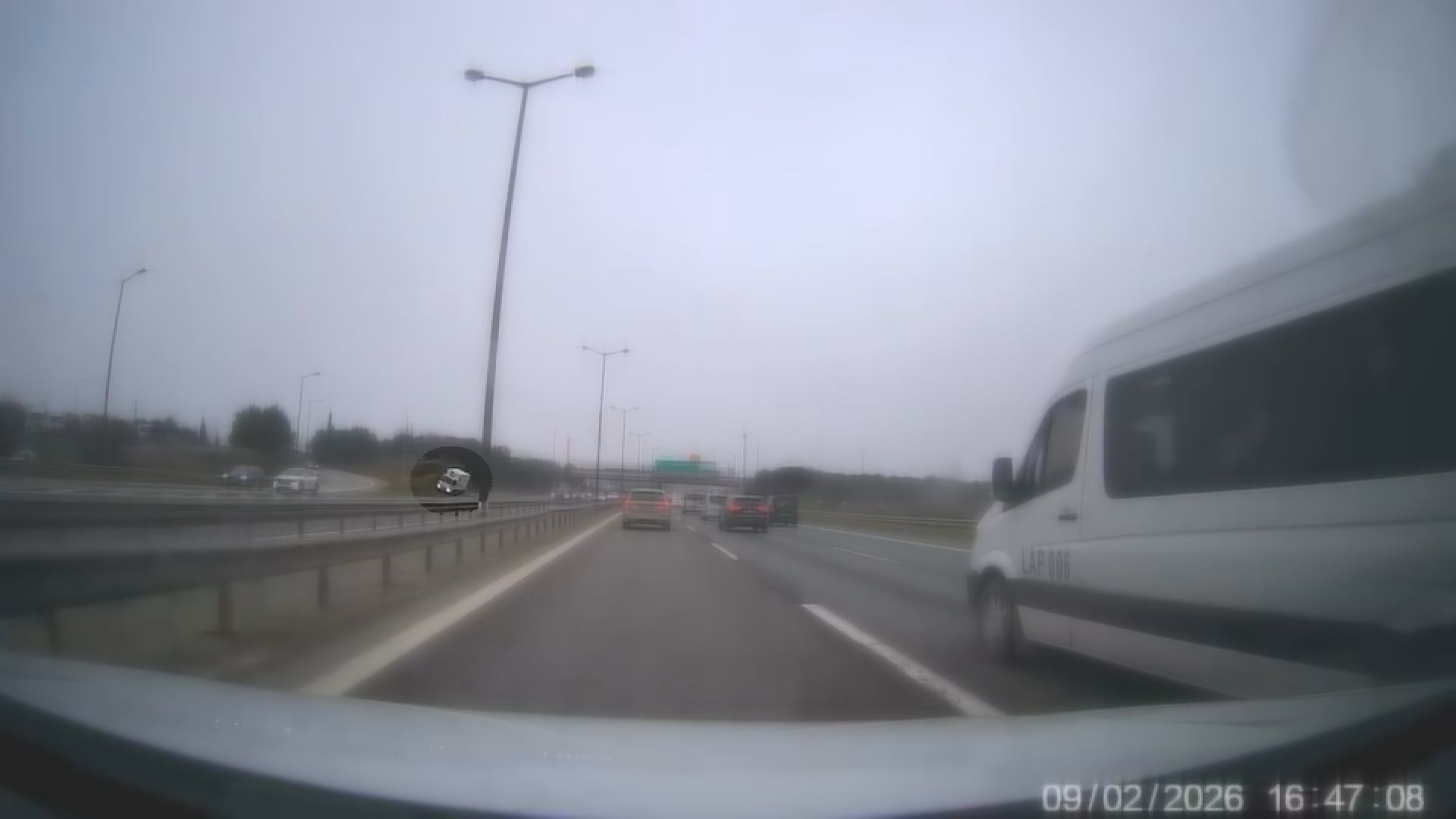Sancaktepe'de kamyonet, polis aracına çarptı