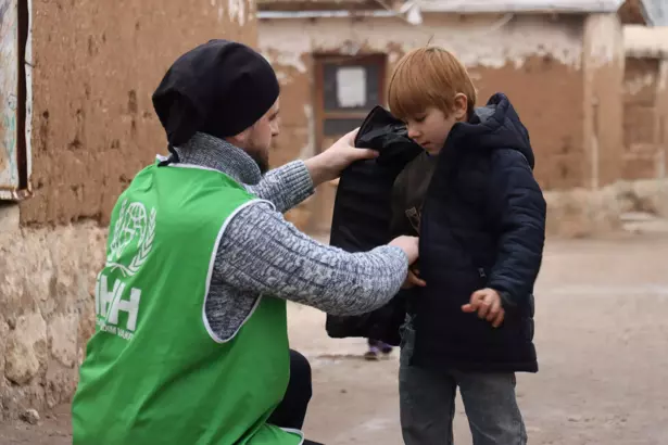İHH'dan kış desteği: 6 ülkede yakacak ve battaniye yardımı