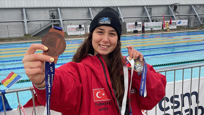 100 m Kurbağalamada yeni Türkiye rekoru Bengisu Avcı'dan!