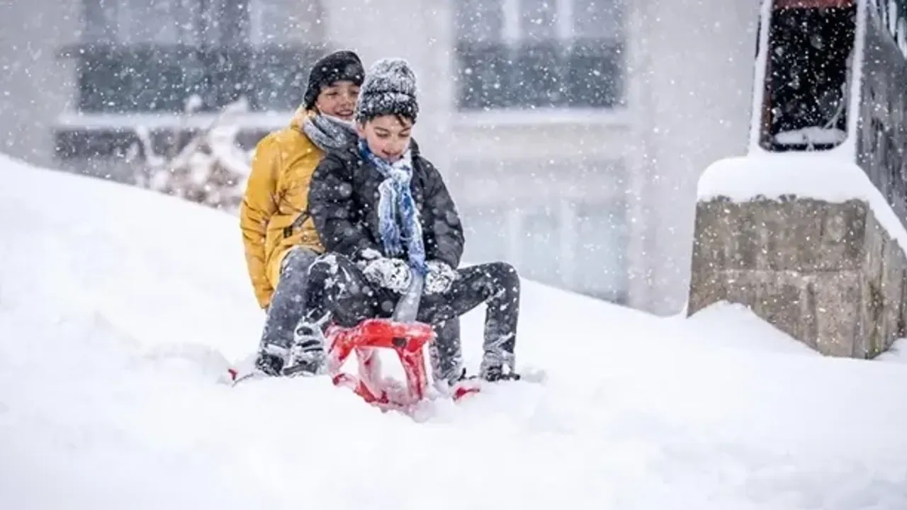 Erzurum'da olumsuz hava koşulları nedeniyle eğitime 1 gün ara verildi