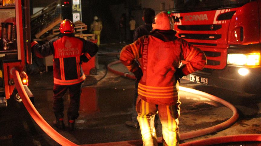 Maltepe'de oto servisinde korkutan yangın: 4 araç küle döndü