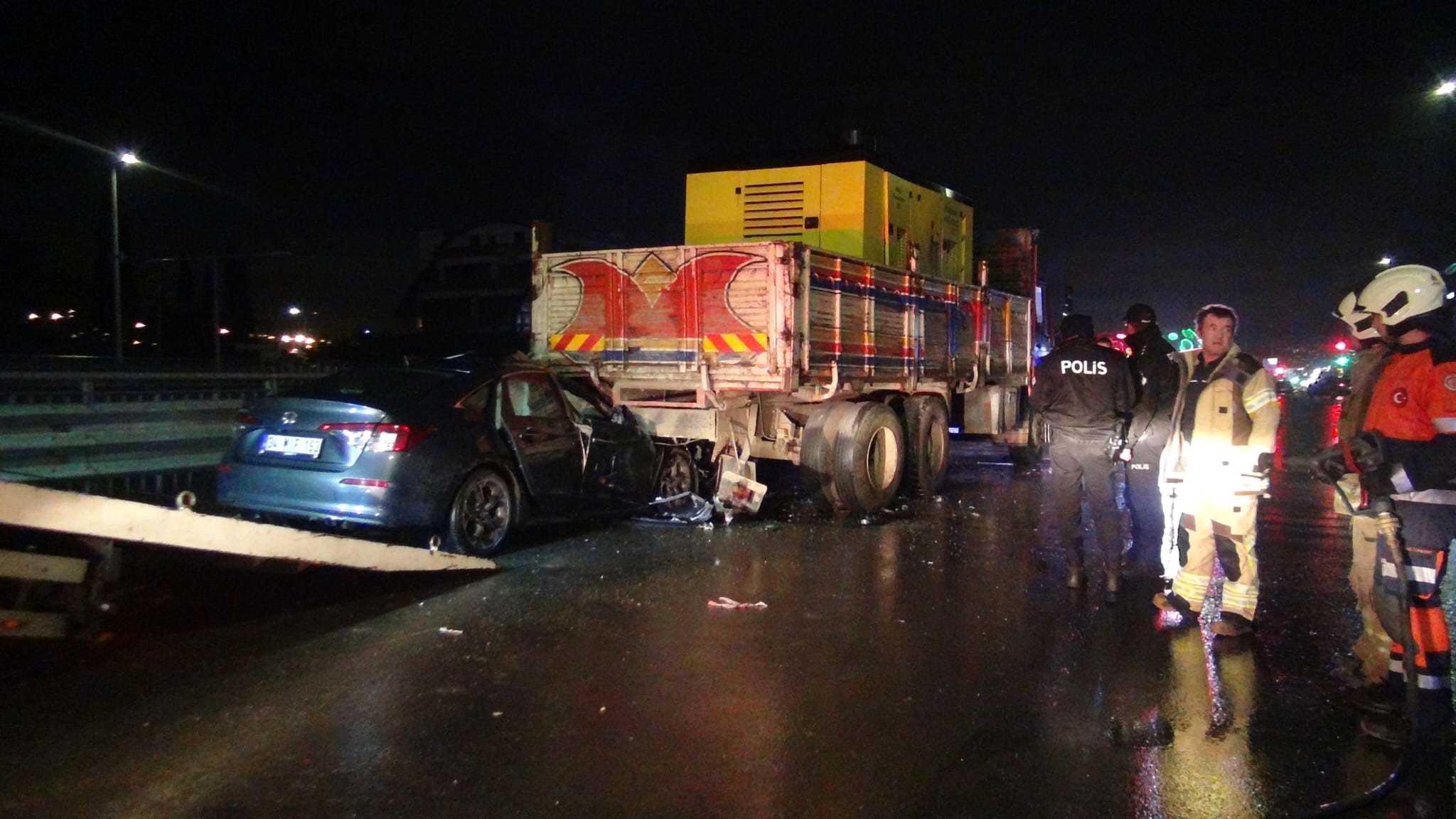 Silivri'de seyir halindeyken tekeri kopan otomobil kamyona çarptı: 1 kişi yaralandı