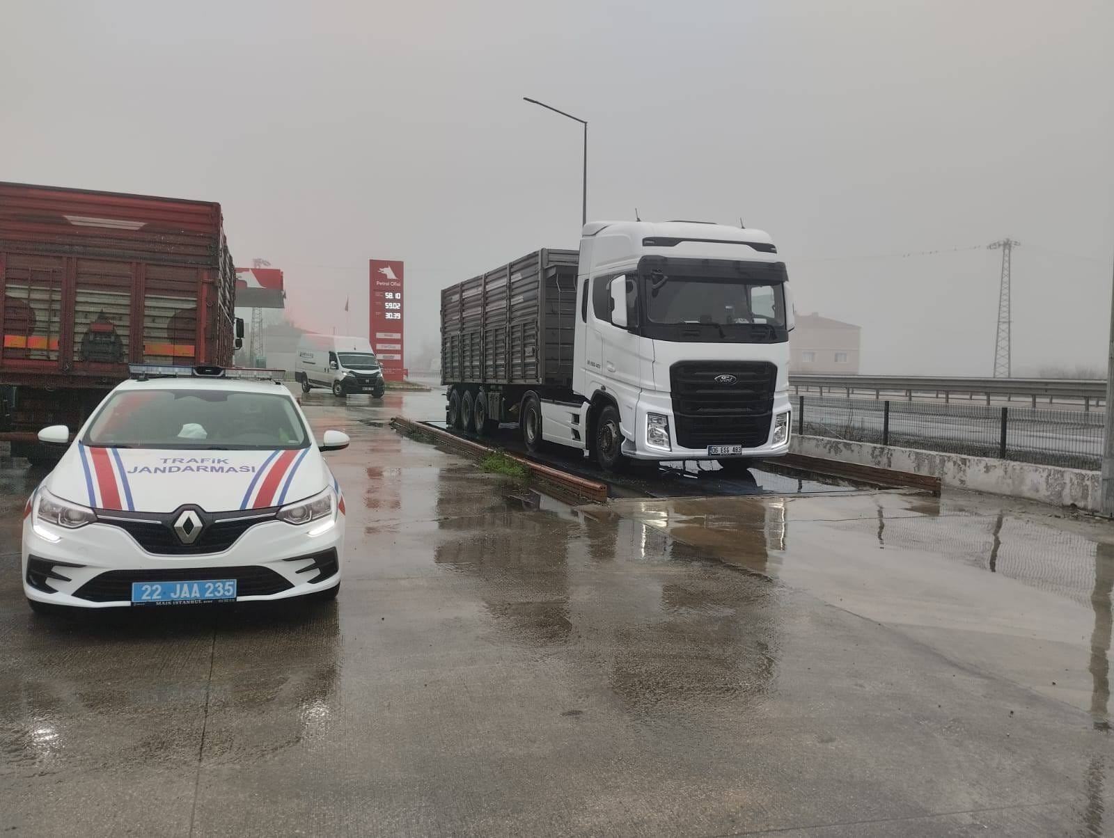 Edirne'de taşıma sınırını aşan 2 kamyon sürücüsüne 159 bin lira ceza kesildi
