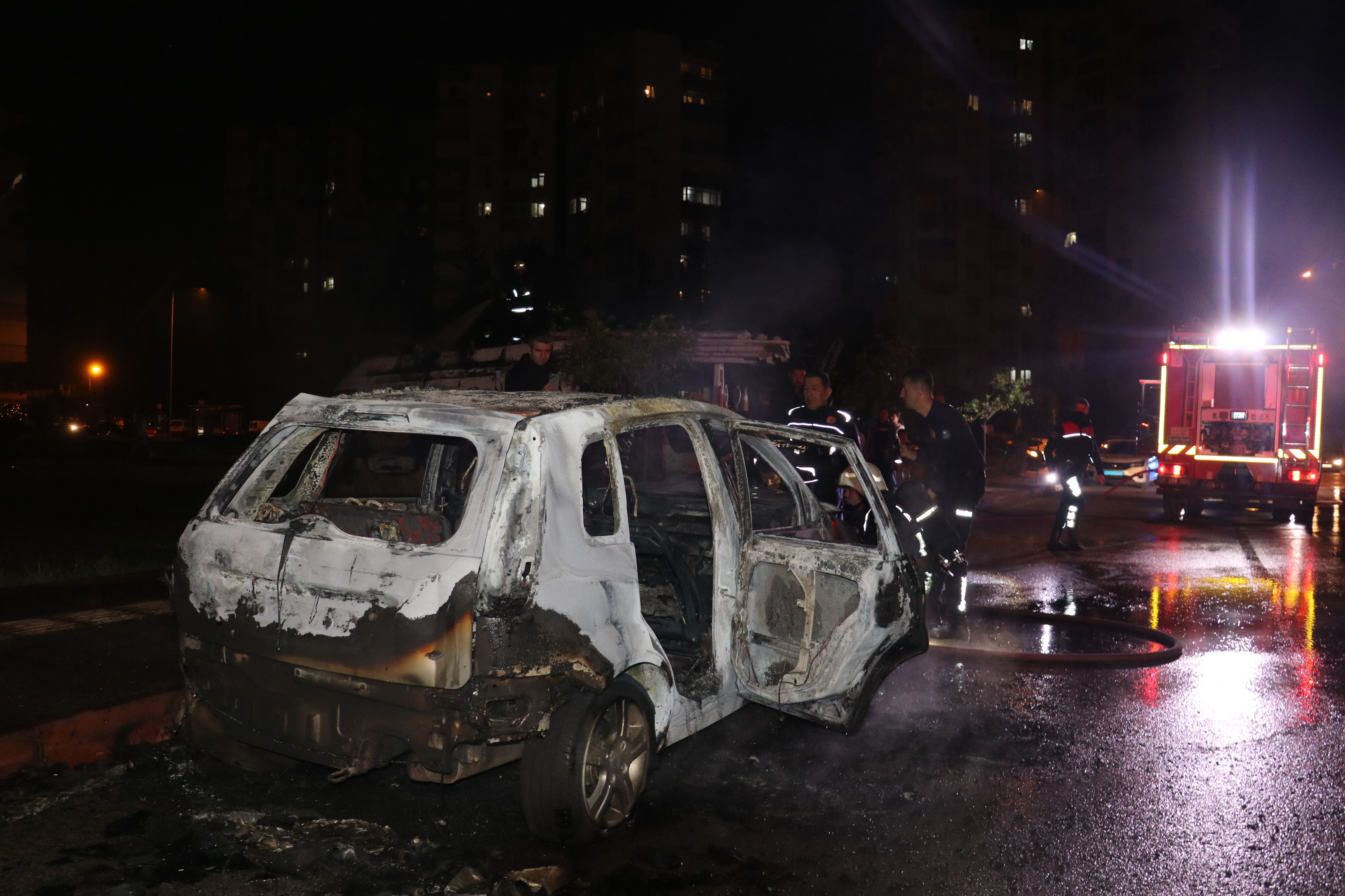 Antalya'da tartıştığı kız arkadaşı ile annesinin araçlarını kundakladı