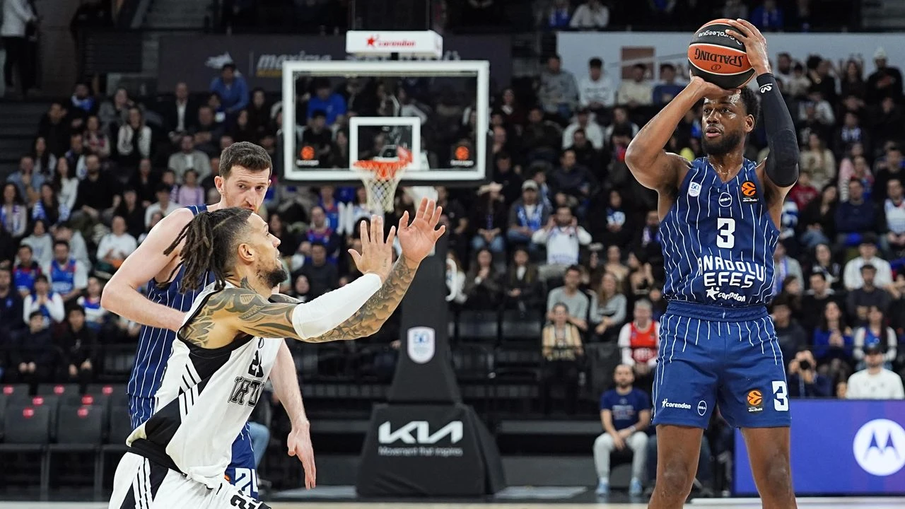 Anadolu Efes Virtus Bologna'yı 91-60 mağlup etti