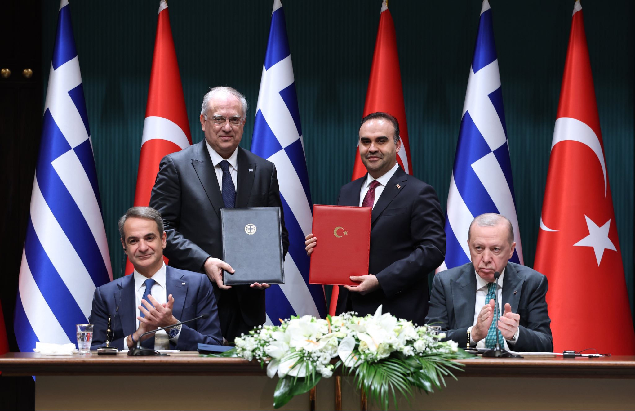 Bakan Kacır, Yunanistan Kalkınma Bakanı Theodorikakos ile görüştü