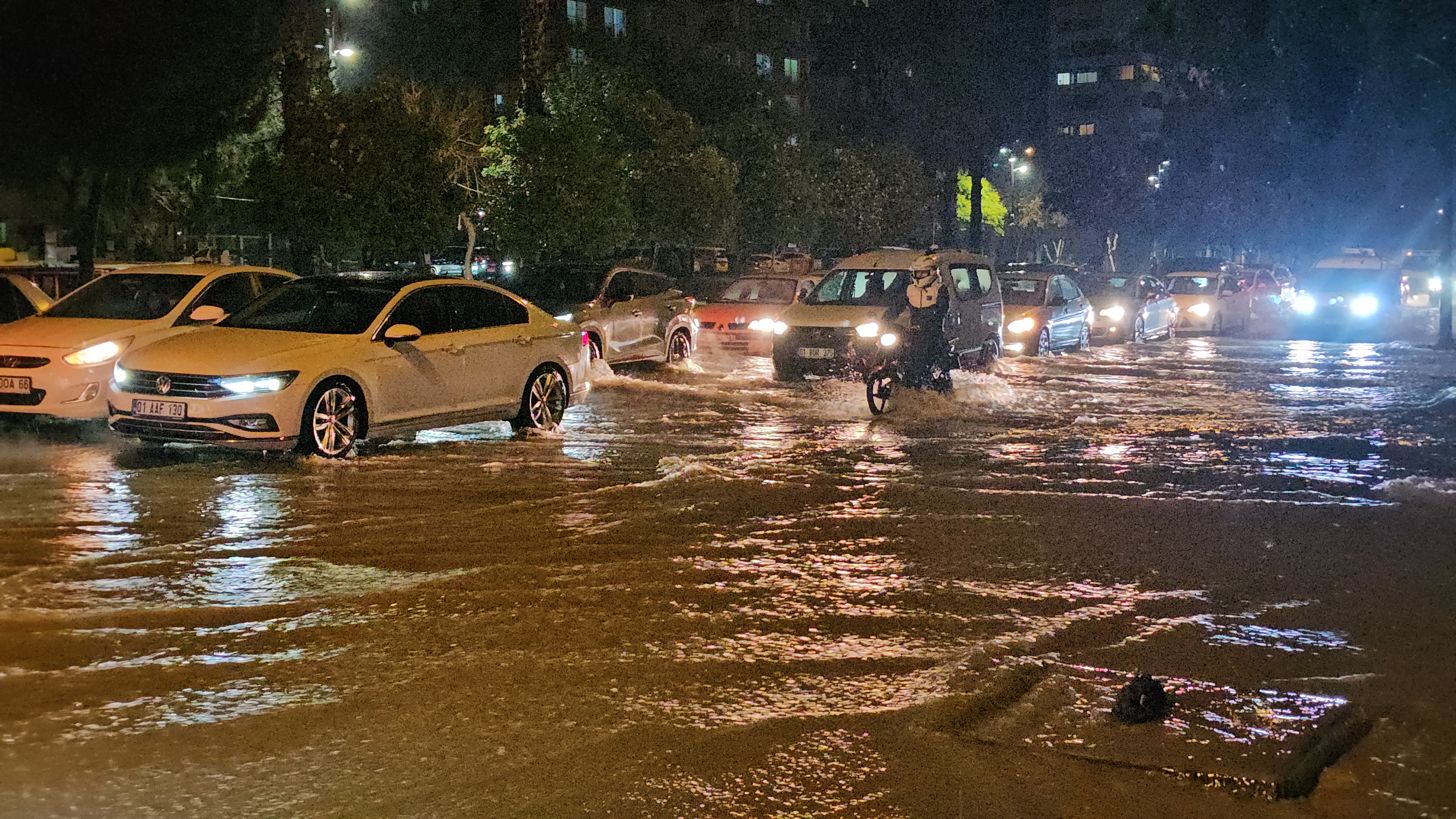 Adana'da kuvvetli sağanak yağış yolları göle çevirdi