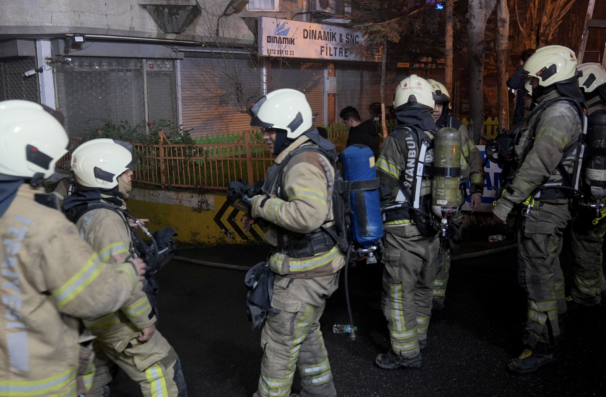 İtfaiye zamanla yarıştı: Kağıthane'de iş hanında yangın çıktı