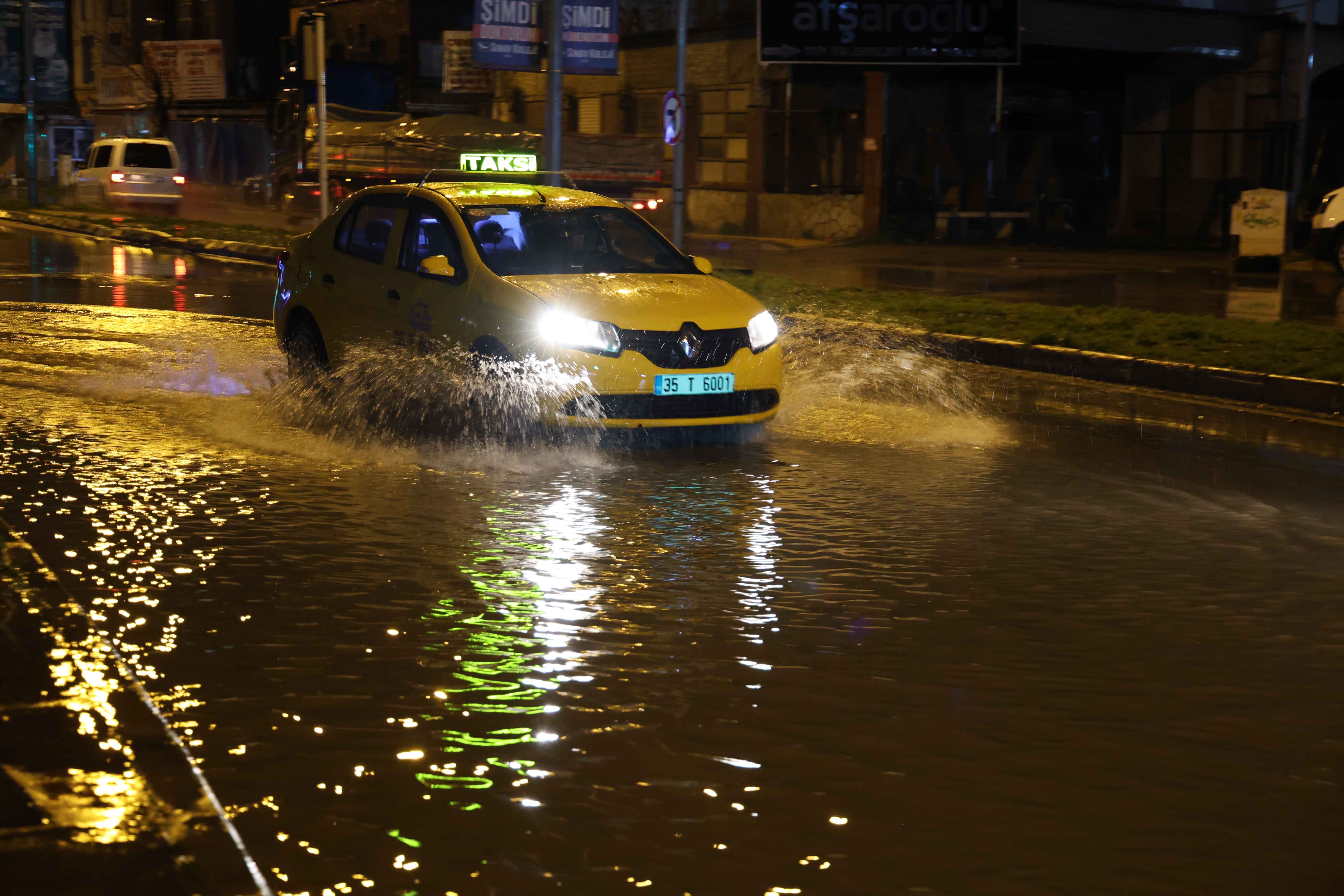 İzmir'de gece saatlerinde sağanak yağış etkili oldu