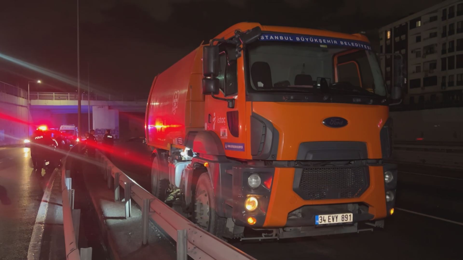 Küçükçekmece'de feci kaza: Motosiklet temizlik aracının altına girdi