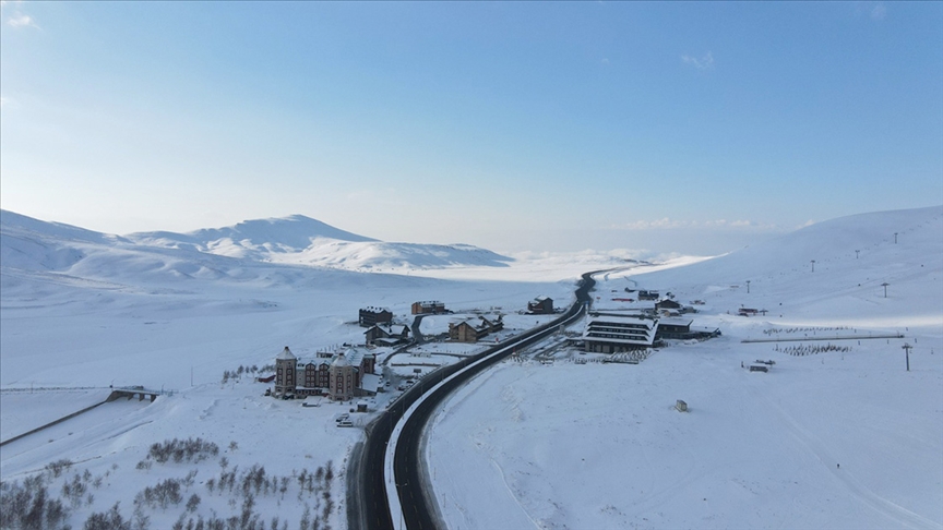 Erciyes Kayak Merkezi'ne ulaşım kar yağışı nedeniyle trafiğe kapatıldı