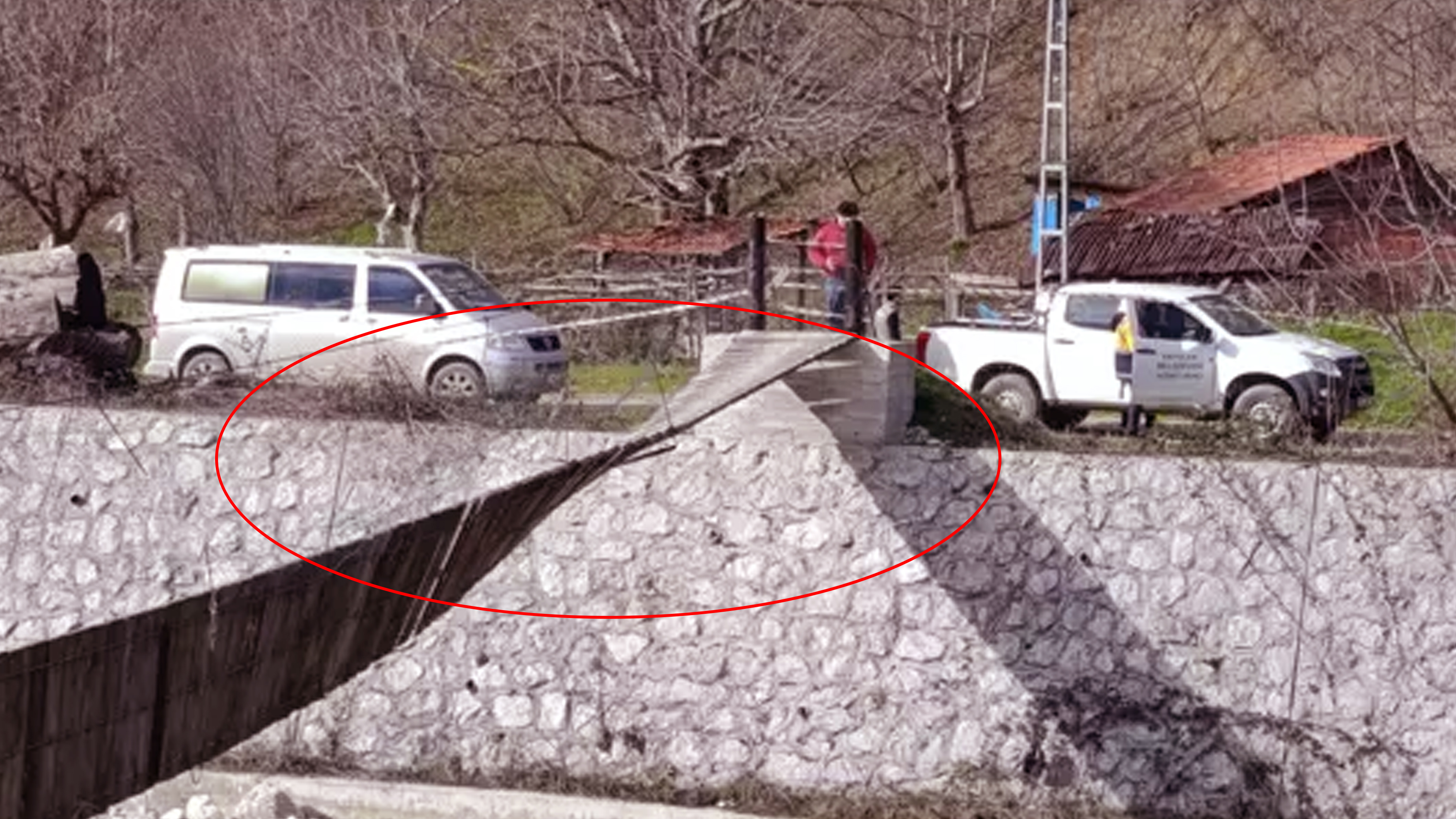 Sinop'ta panik dolu anlar! Asma köprü ters döndü!: 2 kişi çaya düştü