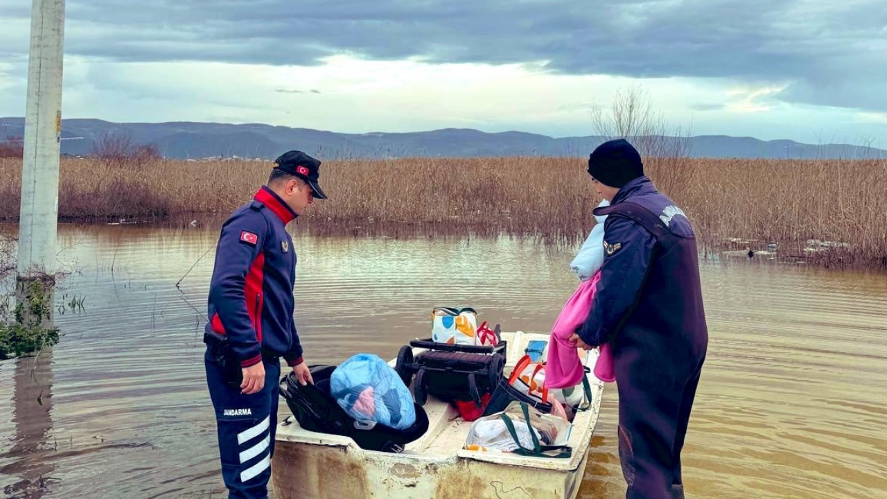 Ulubat Gölü taştı: Evde mahsur kalan aile botla kurtarıldı
