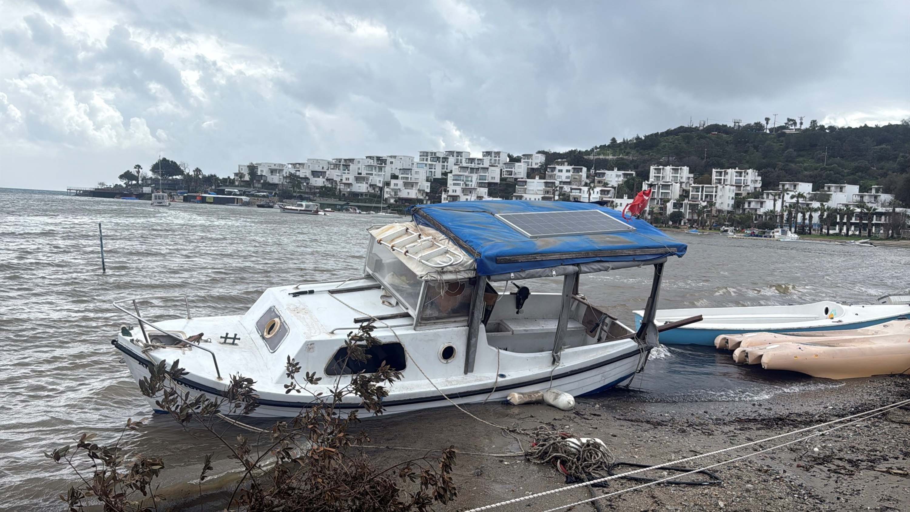 Bodrum'da sağanak hayatı felç etti: Yollar kapandı, tekne battı