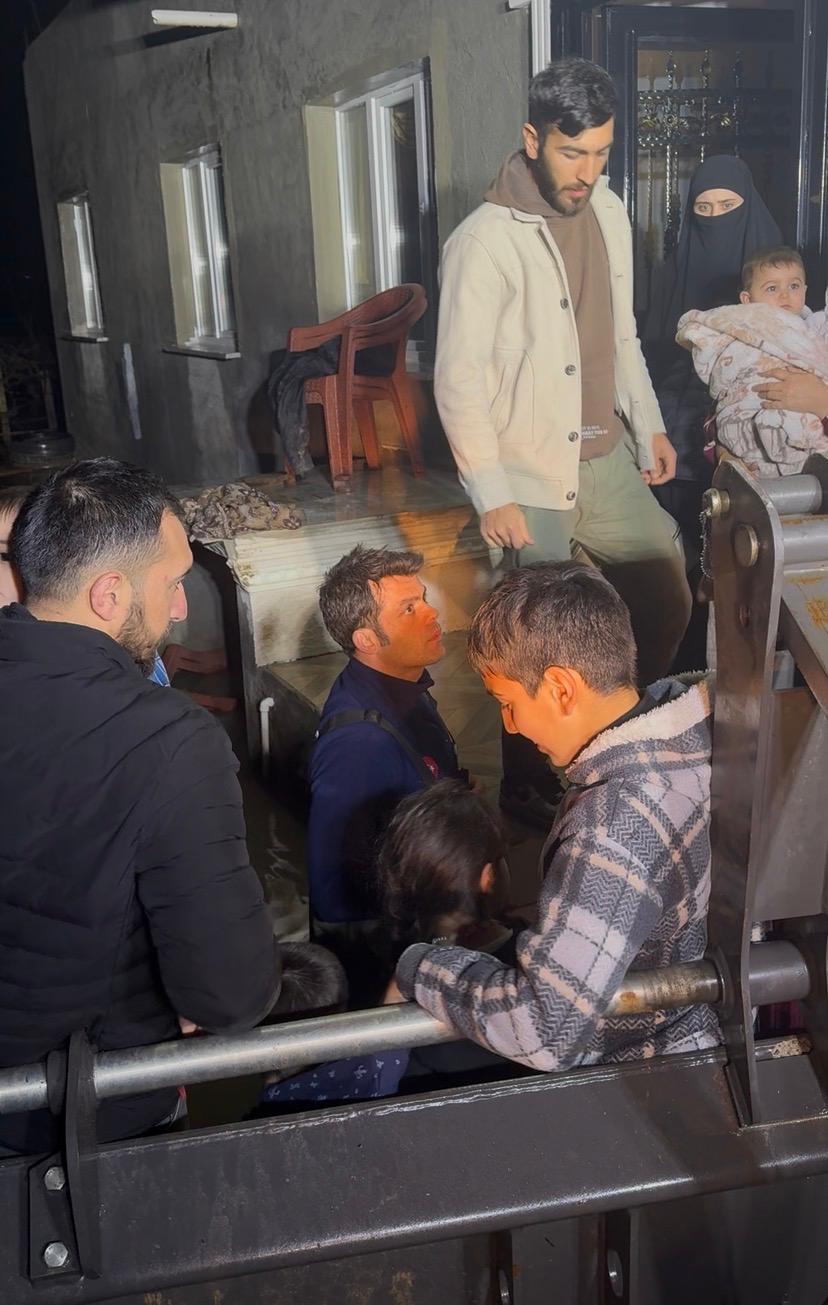 Manisa'da selde mahsur kalan aile kurtarıldı