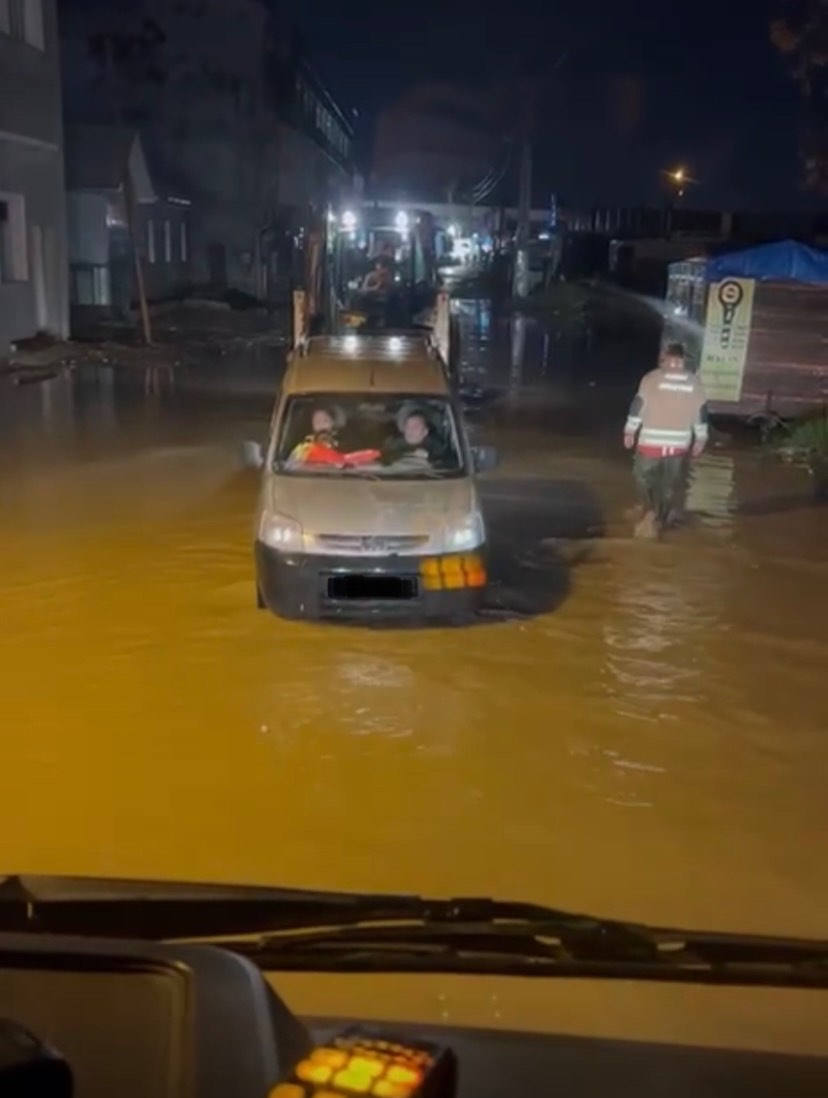 Hatay'da sağanak: Dereler taştı, ev ve iş yerlerini su bastı