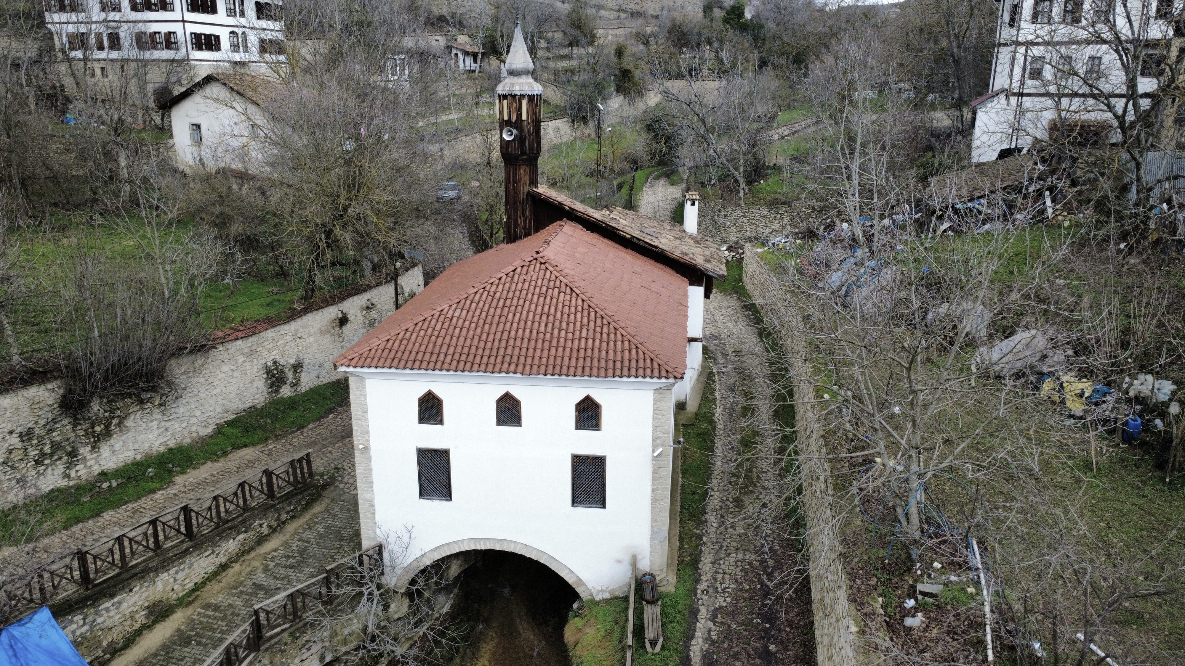 Safranbolu'da altından dere geçen cami görenleri şaşırtıyor!