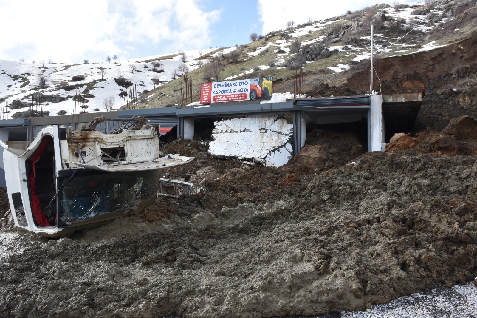 Bitlis'te heyelan: Saatler önce yapılan tahliye olası facianın önüne geçti