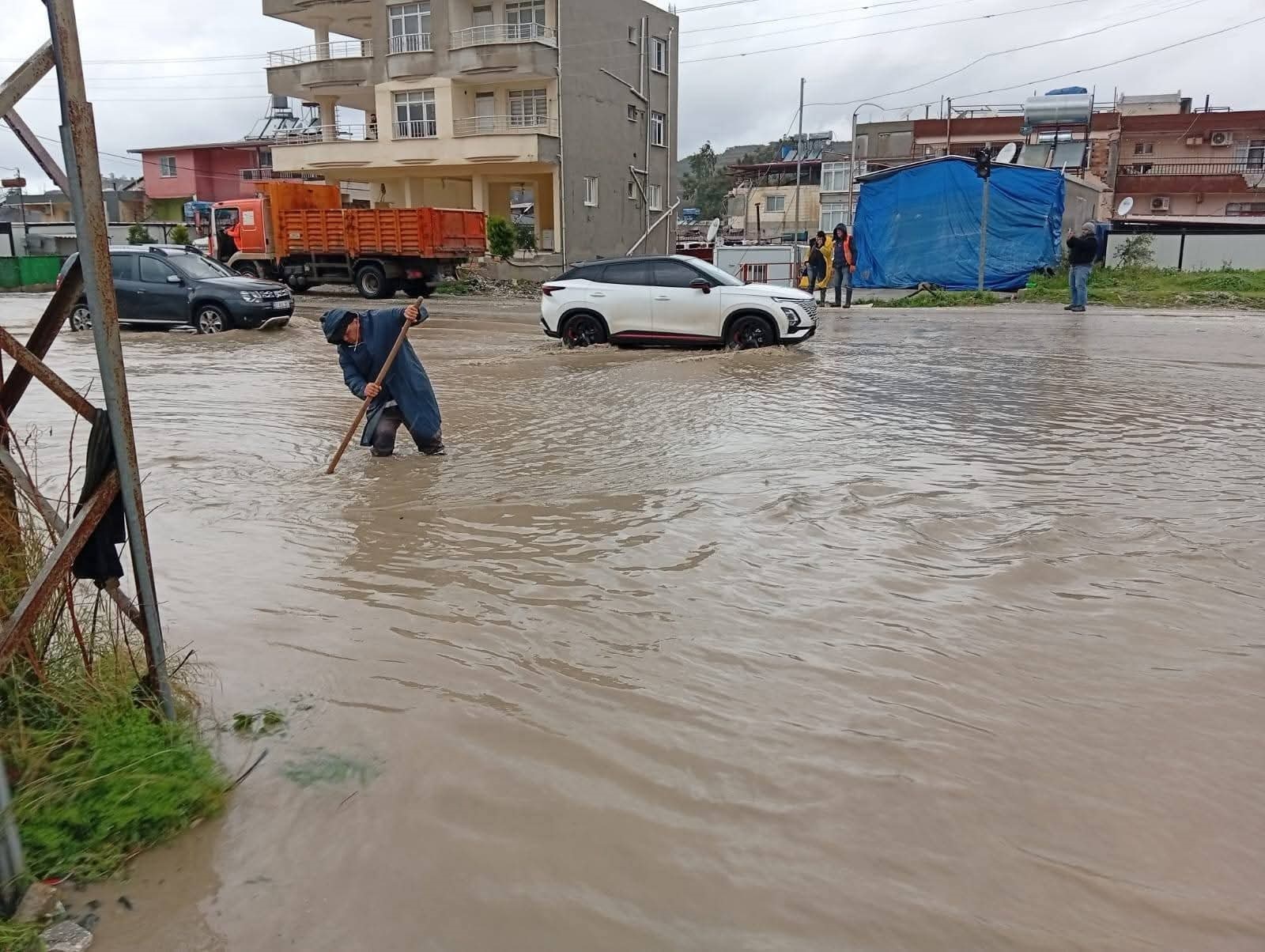 Hatay'da 3 gündür süren sağanak sele dönüştü