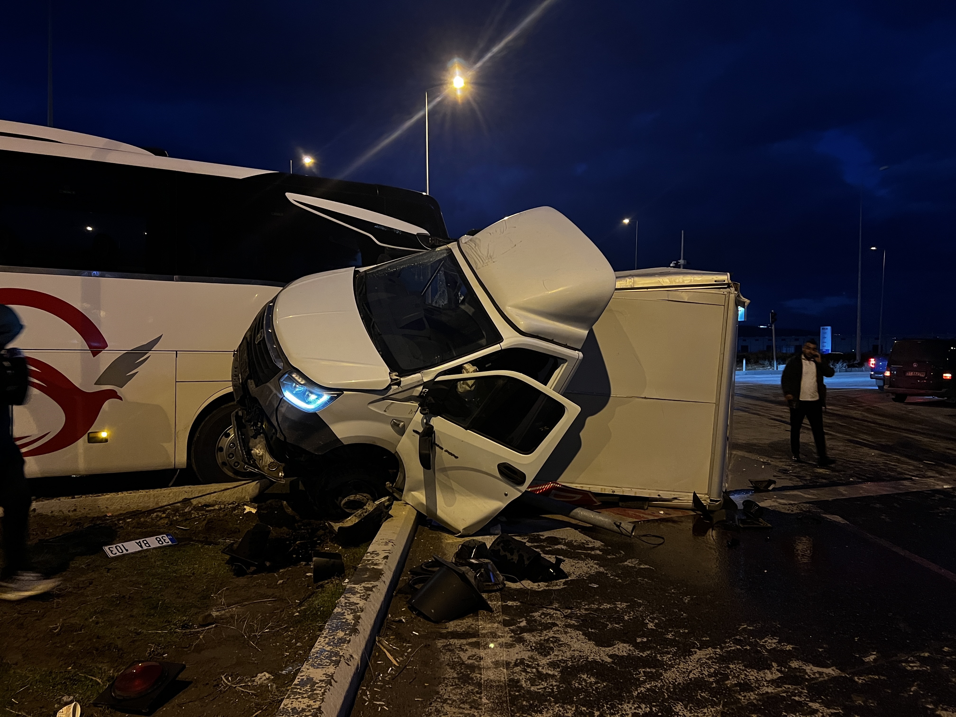 Kayseri'de otobüs ile kamyonet çarpıştı: 5 kişi hastaneye kaldırıldı