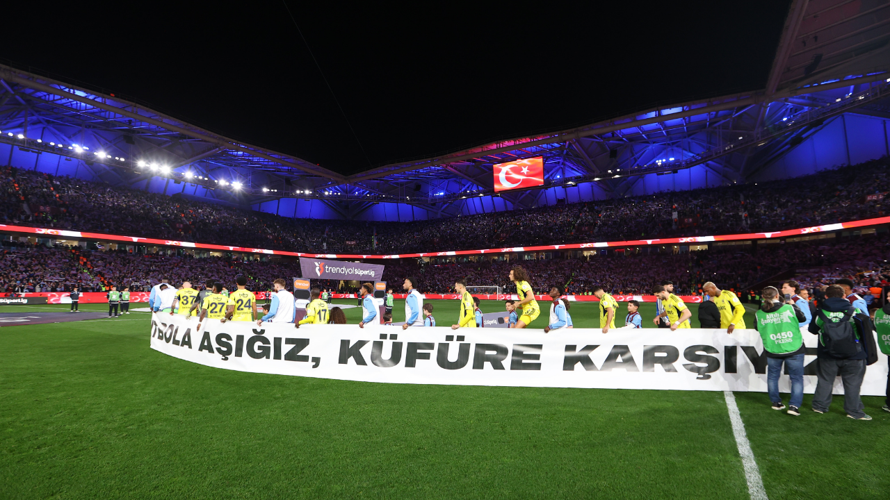 Trabzonspor-Fenerbahçe derbisinde dikkat çeken detaylar! İlk 11'ler, tribün atmosferi ve sürpriz İsimler