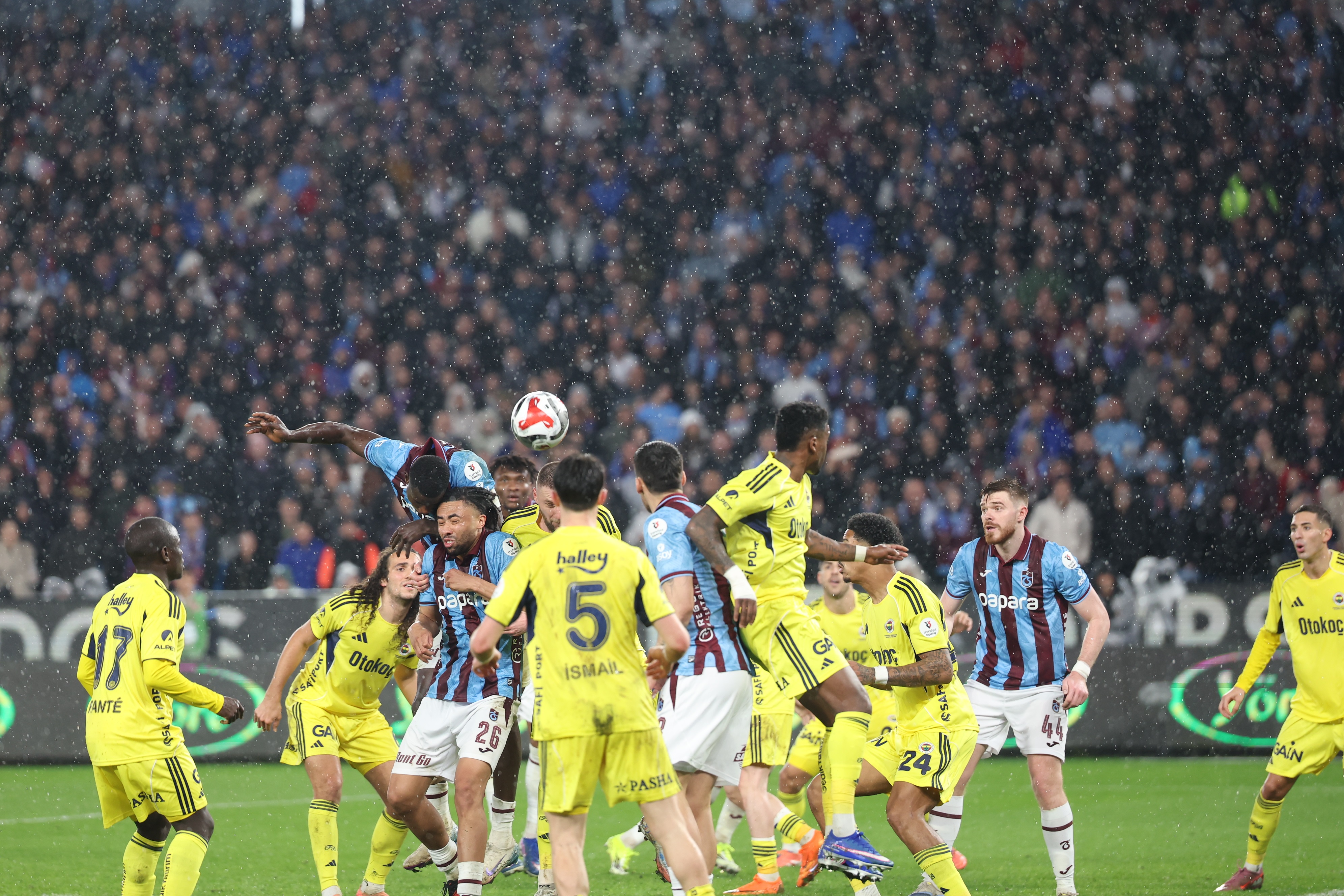 Papara Park'ta gol düellosu! Fenerbahçe, Trabzonspor'u 3-2 mağlup etti