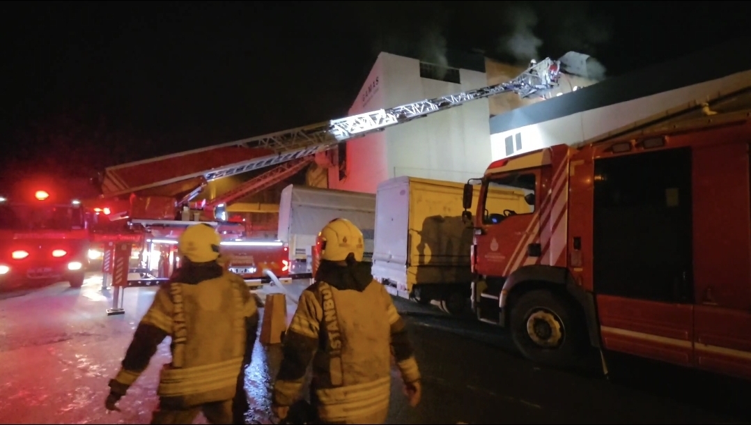 Sultangazi'de mobilya mağazasında yangın: Atölye alevlere teslim oldu