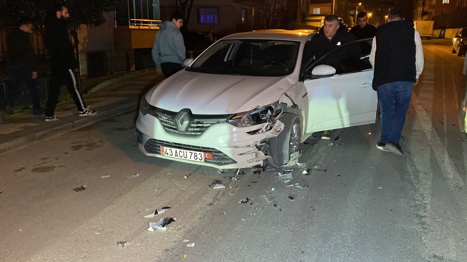 Bursa İnegöl'de kafa kafaya çarpışma: Motosikletteki 2 genç yaralandı