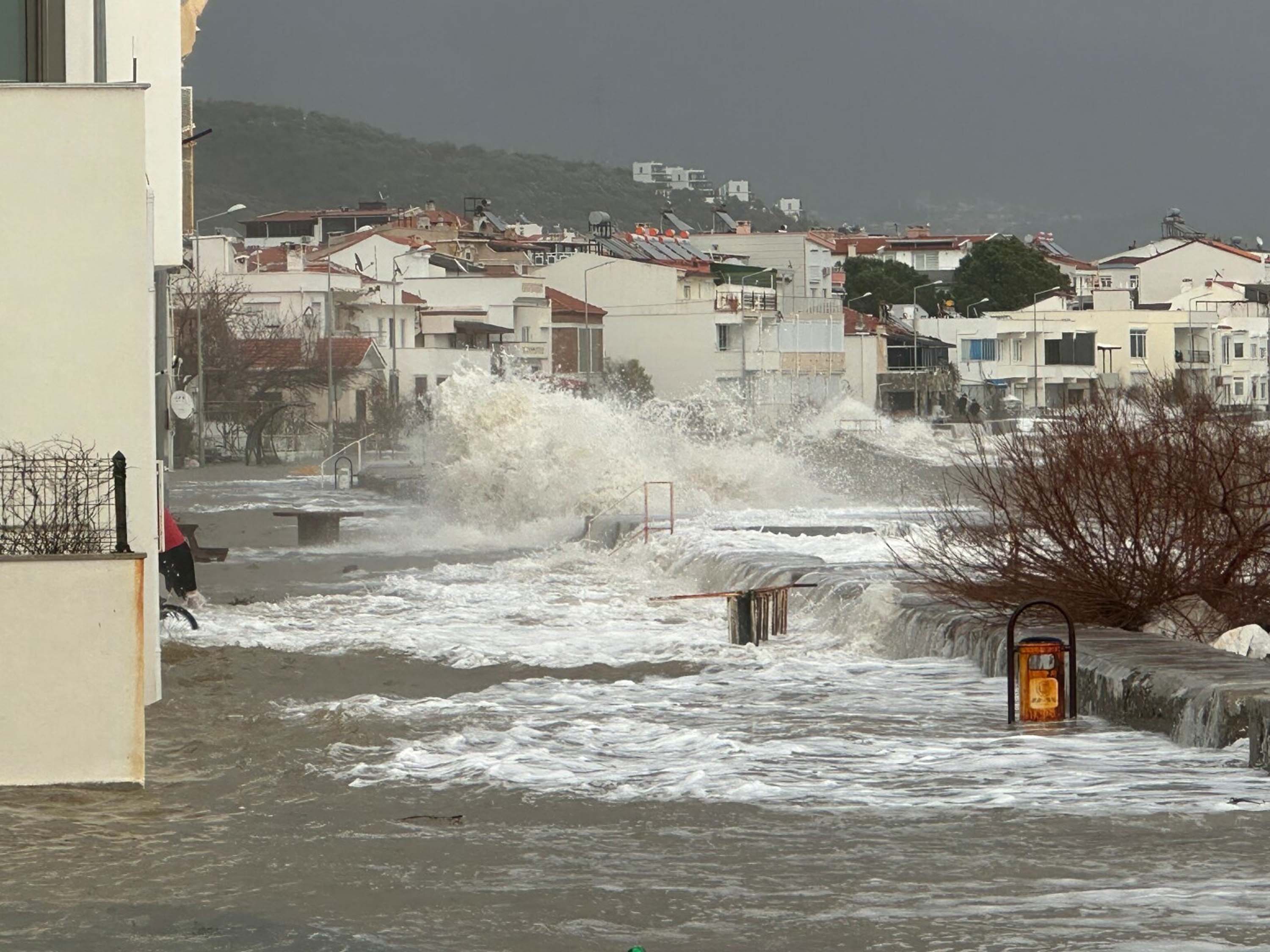 Çanakkale'de fırtınada ağaçlar devrildi, balkon duvarı yıkıldı