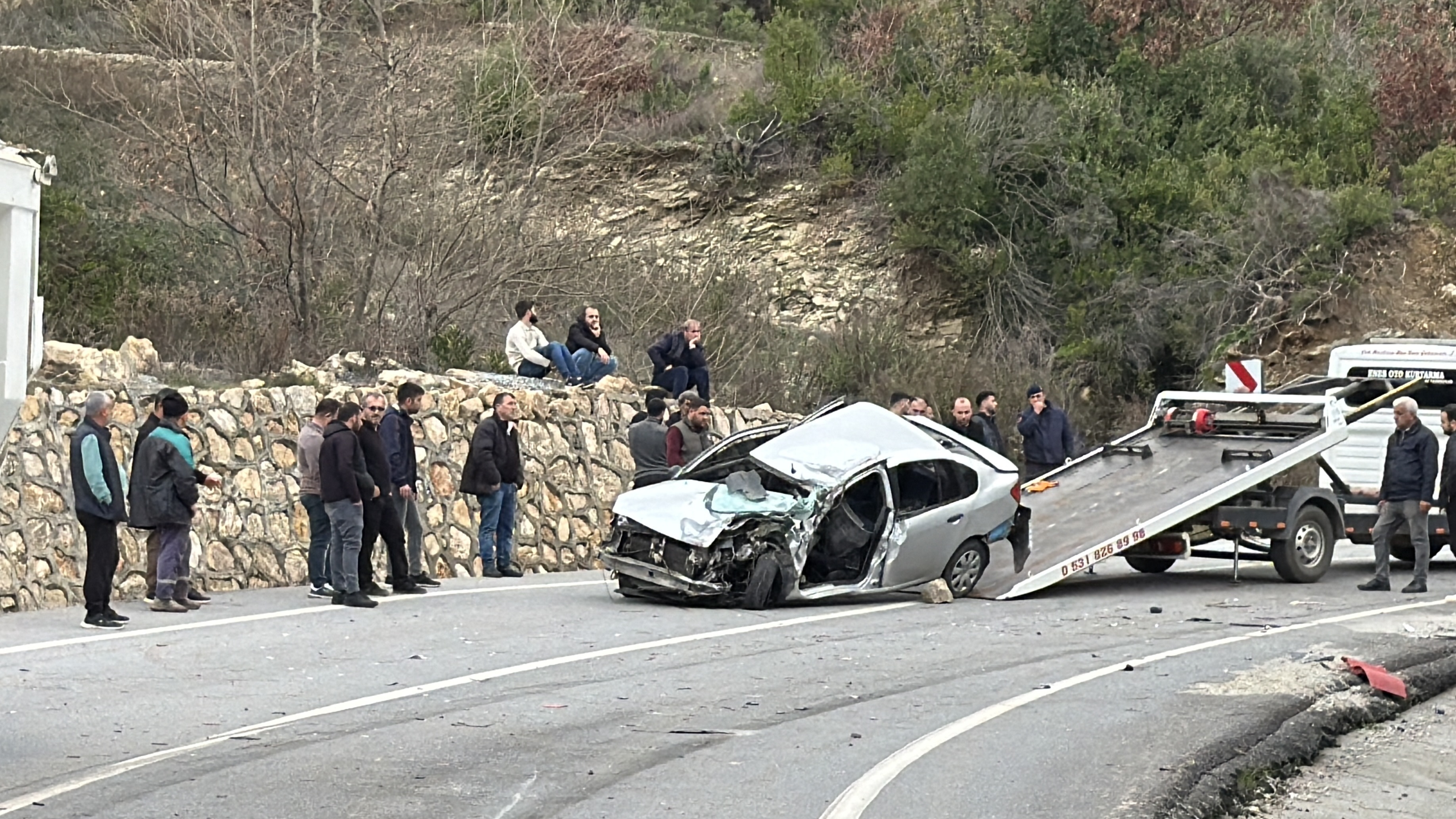 Antalya'da iki otomobil ile tırın çarpıştığı kazada 1 kişi öldü, 3 kişi yaralandı