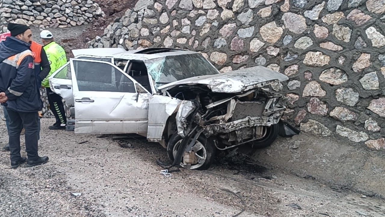 Elazığ'da feci kaza: Bariyer ve istinat duvarına çarpan otomobilin sürücüsü hayatını kaybetti