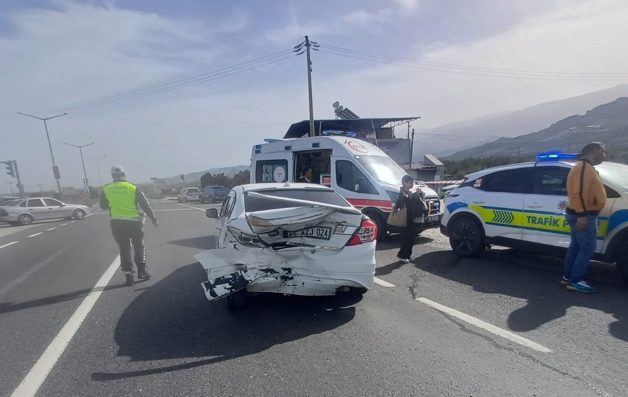 Manisa'da iki otomobilin çarpıştığı kazada 5 kişi yaralandı