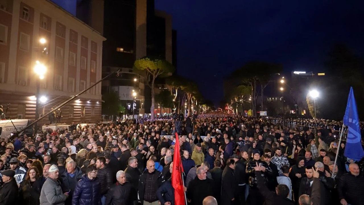 Arnavutluk'ta hükümet karşıtı gösteriler devam ediyor