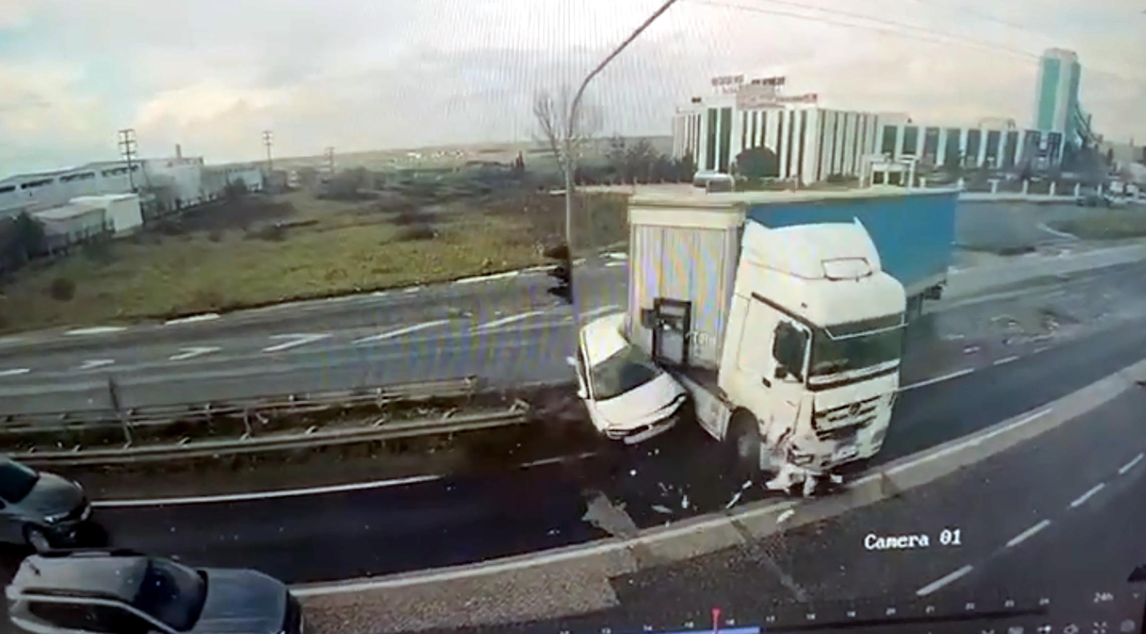 Tekirdağ'da tırın çarptığı otomobilin sürücüsü yaralandı
