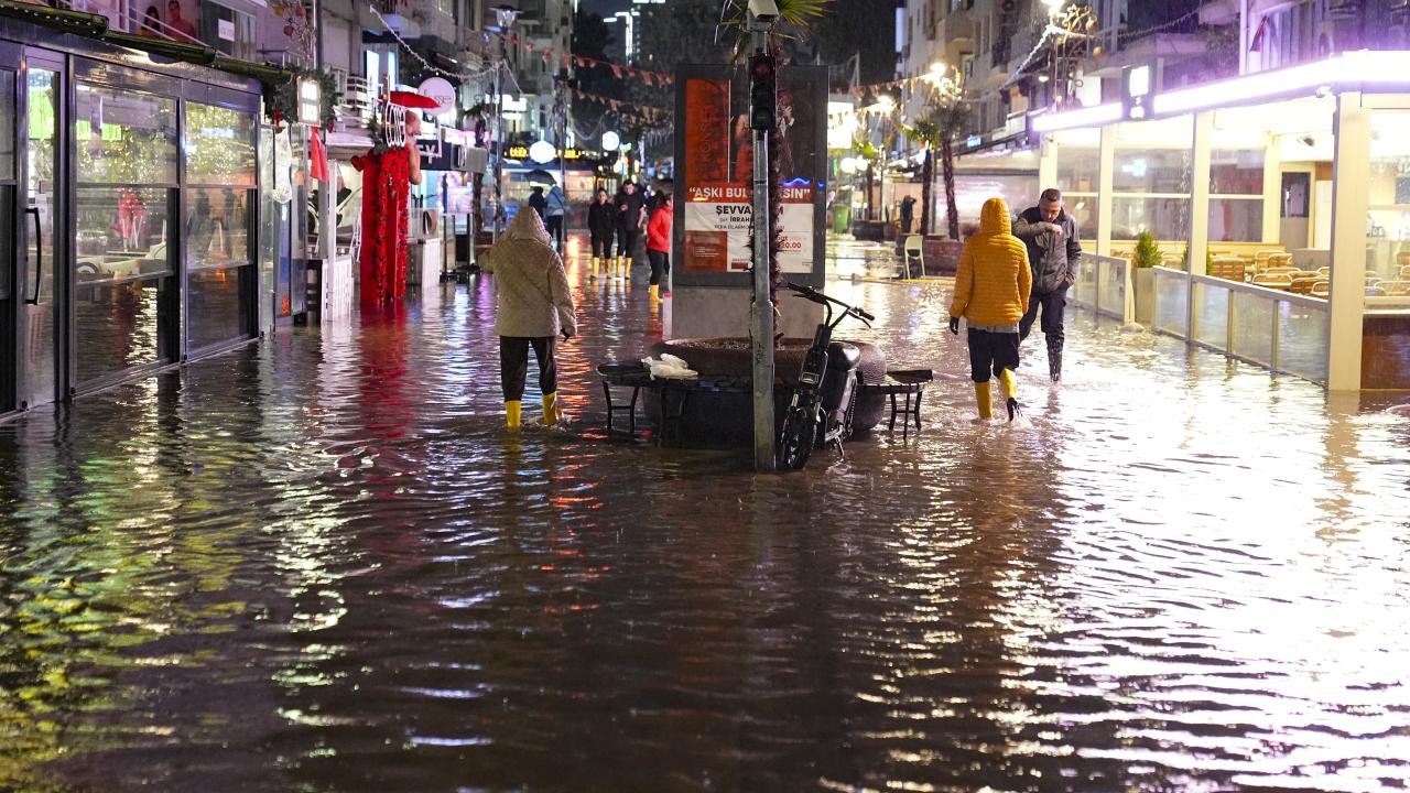 İzmir'de sağanak: Cadde ve sokaklar göle döndü