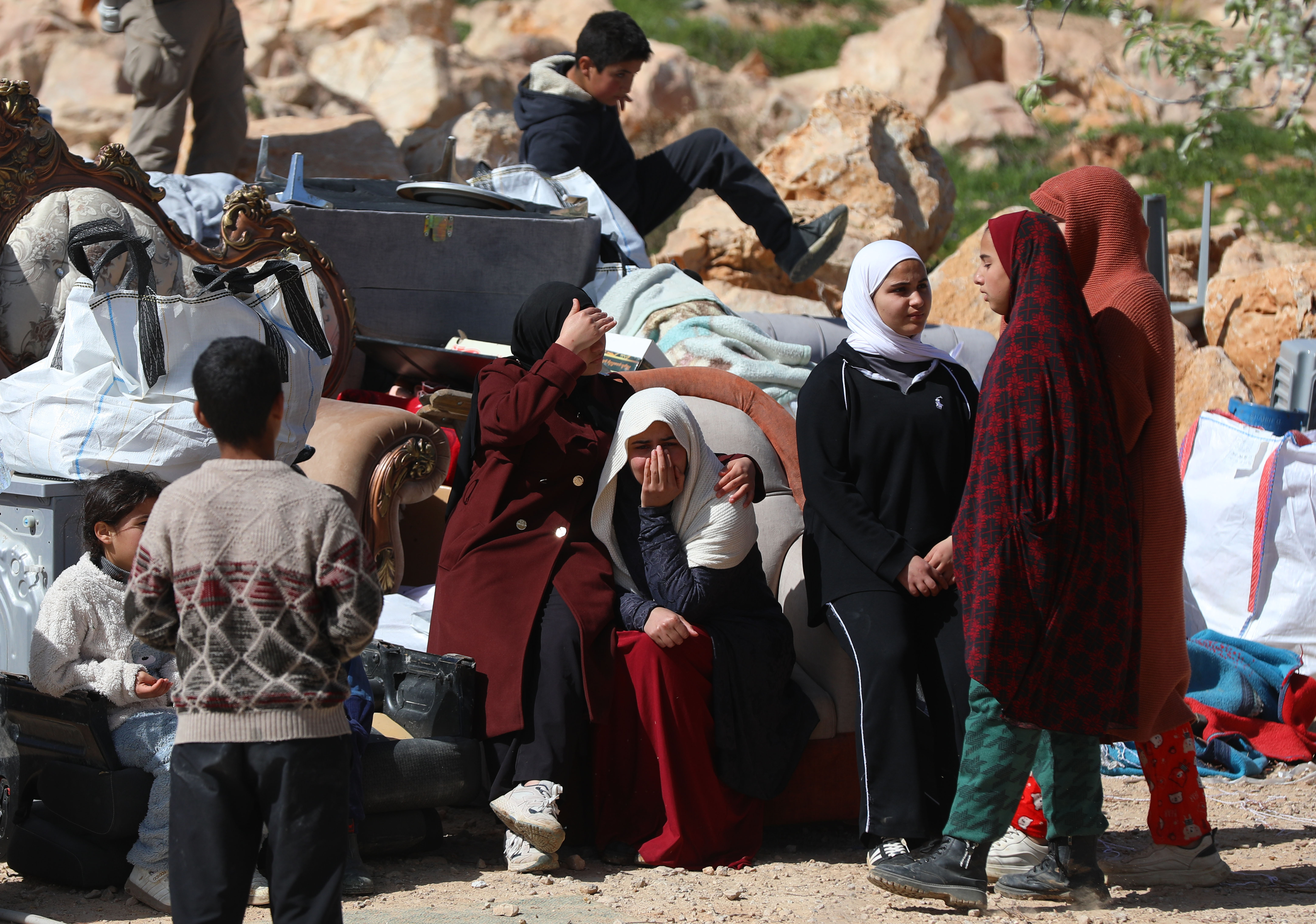 İsrail güçleri El Halil'de 3 katlı binayı yıktı: 40 kişi evsiz kaldı