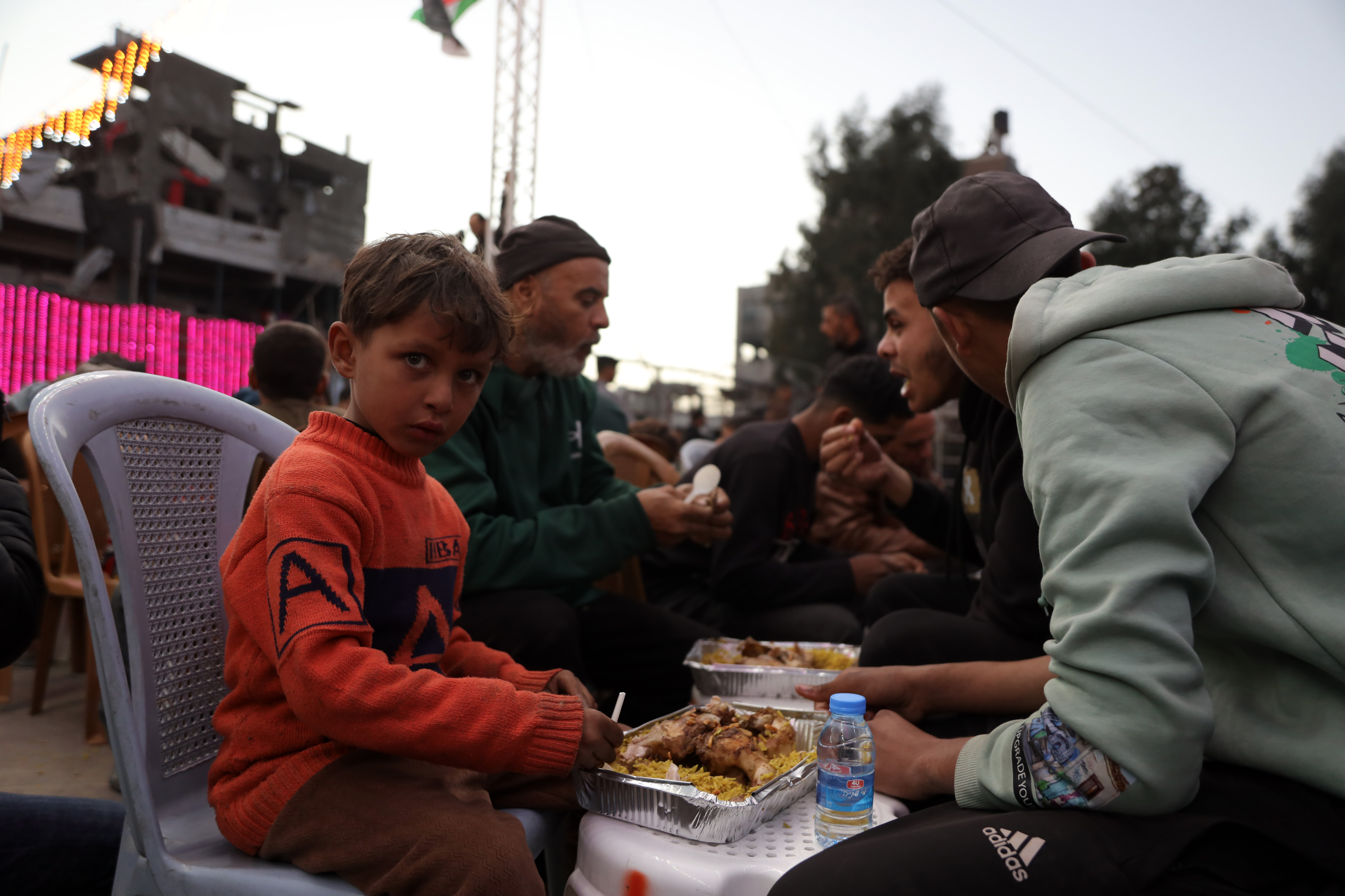 Gazze'de iki yıl sonra bomba sesi olmadan ilk iftar yapıldı