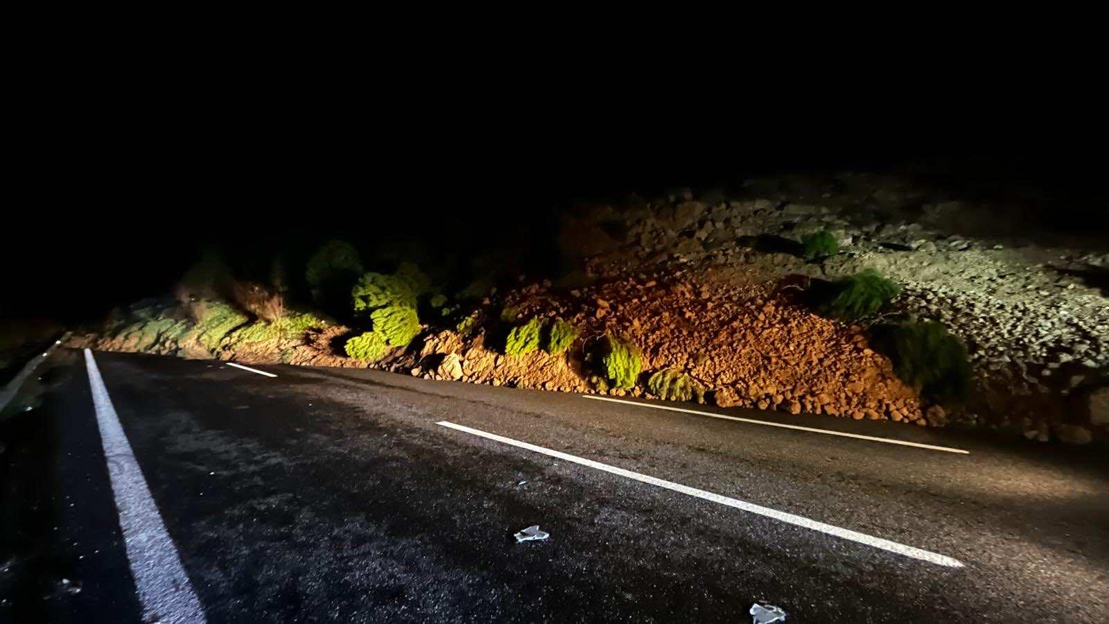 İstanbul-İzmir Otoyolu'nda toprak kayması: Ulaşım iki yönlü durduruldu
