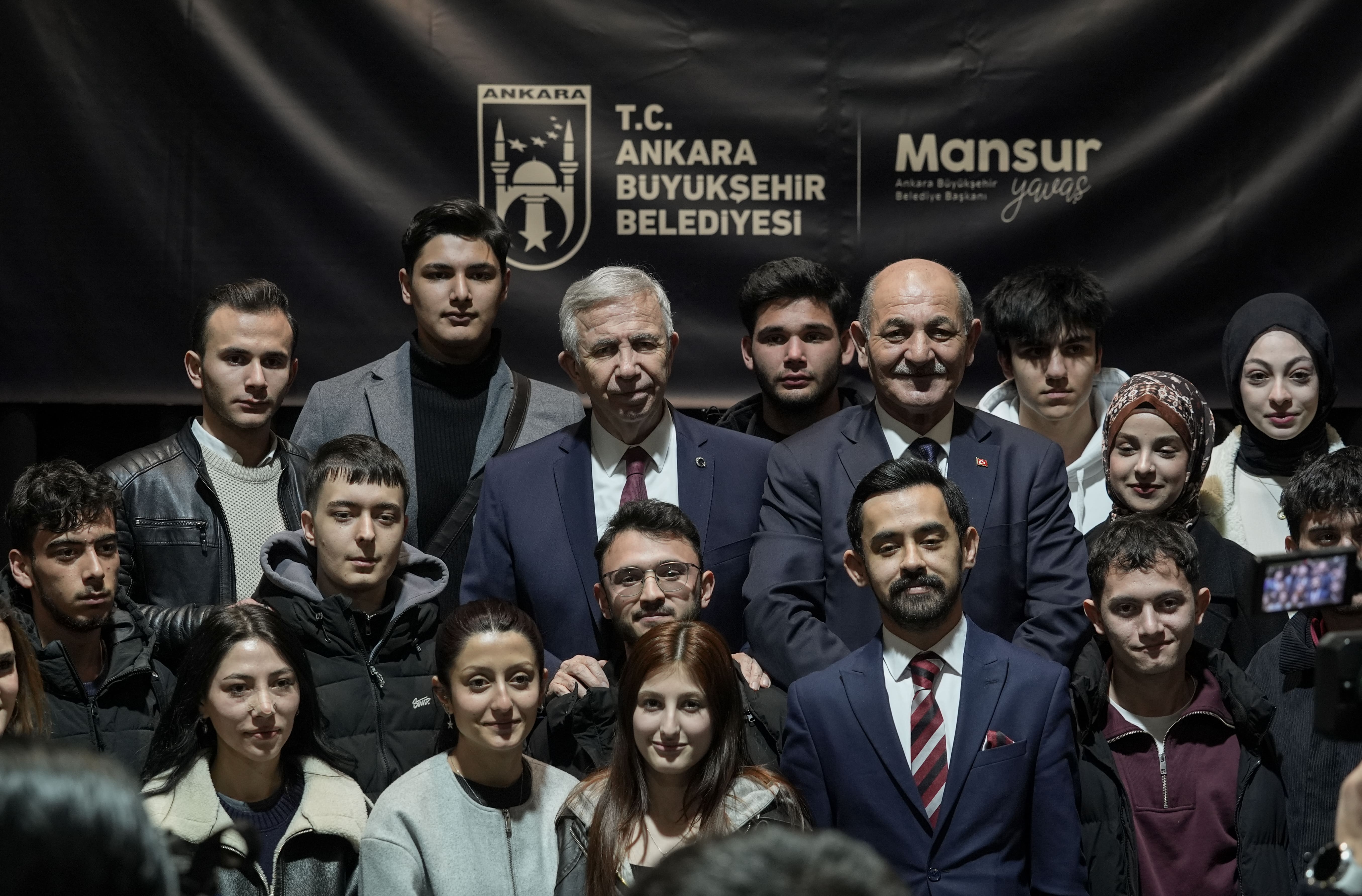 Mansur Yavaş ramazanın ilk iftarını gençlerle birlikte yaptı