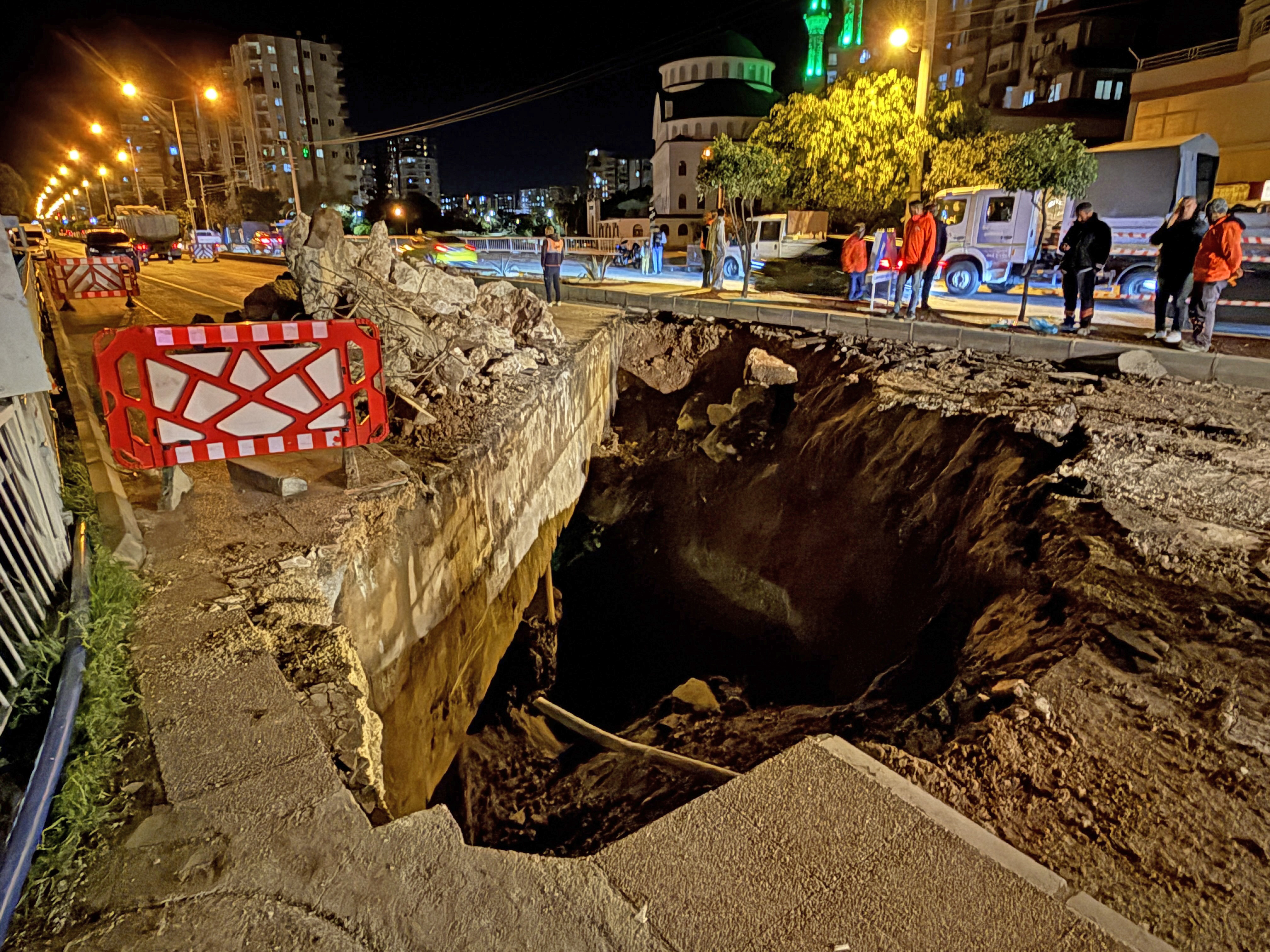 Mersin'de dere üstündeki köprünün bir kısmında çökme meydana geldi