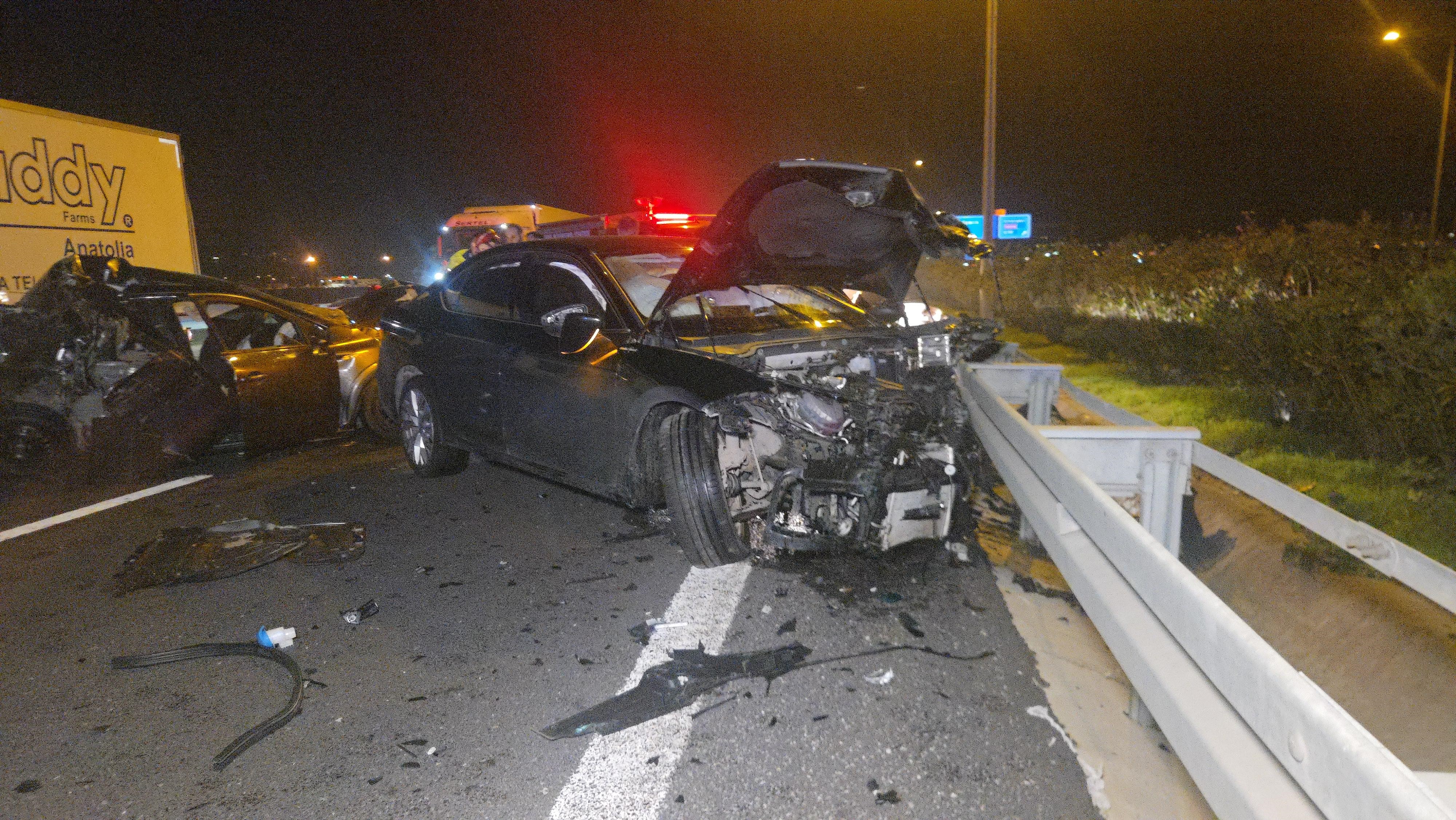 Bursa'da seyir halindeyken aniden arızalanan otomobile kamyon çarptı: 1 yaralı