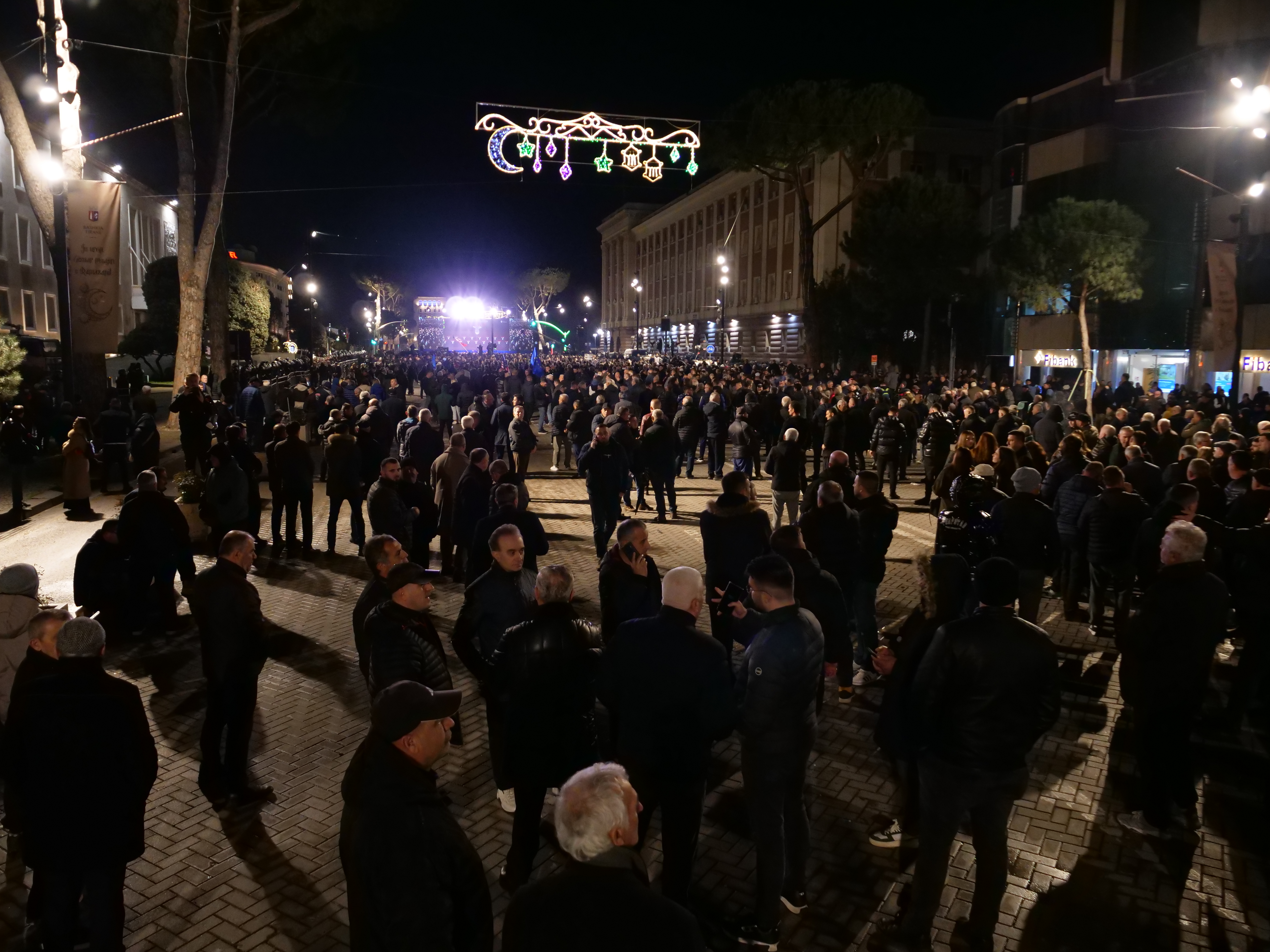Arnavutluk'un başkenti Tiran'da binlerce kişi Rama hükümetinin istifasını istedi