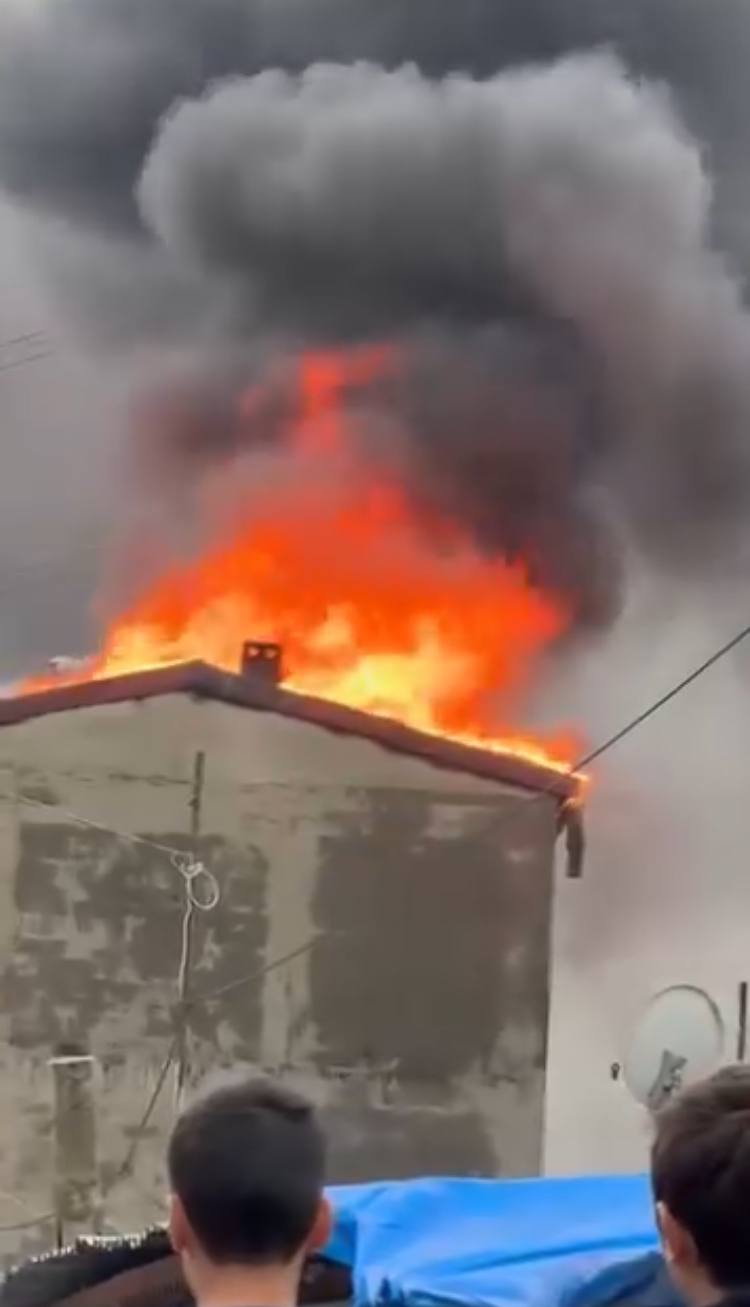 Başakşehir'de 3 katlı binanın çatısında yangın çıktı