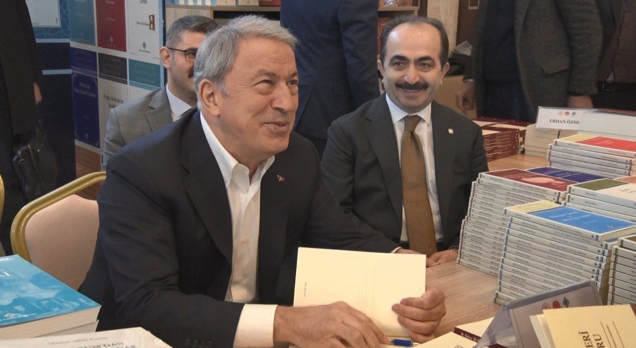 Hulusi Akar, 'Külliye'de Ramazan' etkinliklerinde imza gününe katıldı