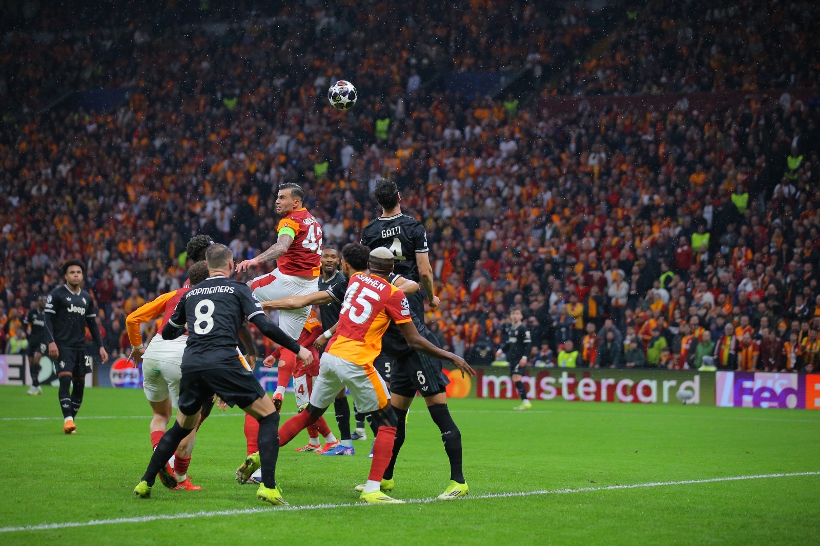 Galatasaray uzatmalarda direndi, Şampiyonlar Ligi’nde son 16’ya yükseldi