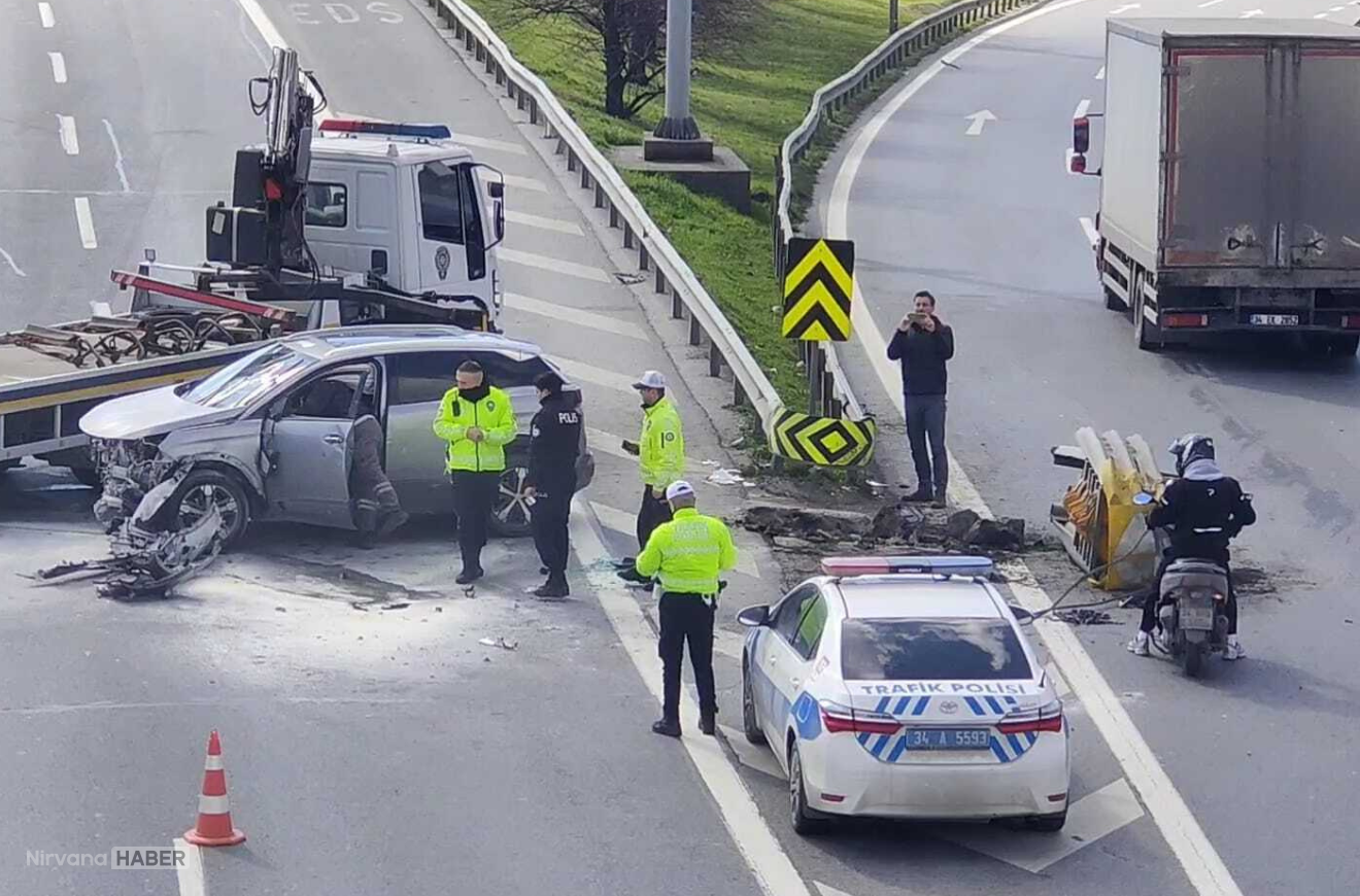 Esenler’de cip refüje çarptı: Sürücü sıkıştı