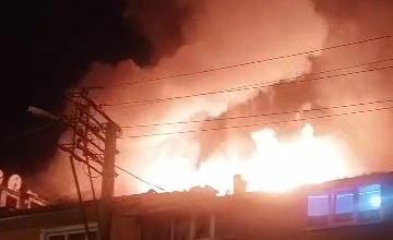 Bursa’da metruk binada gece yangını: Çatı katı kullanılamaz hale geldi