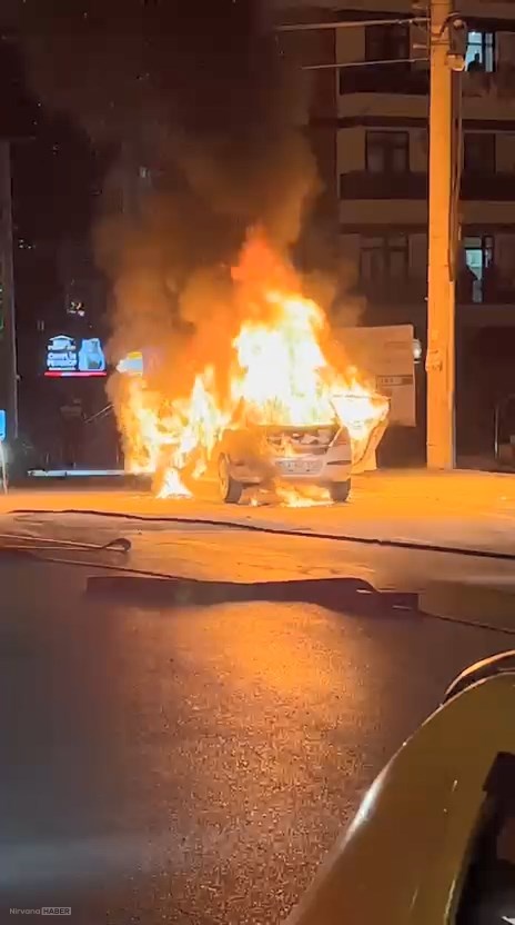 Kocaeli’de seyir halindeki otomobil alev aldı: Araç kullanılamaz hale geldi