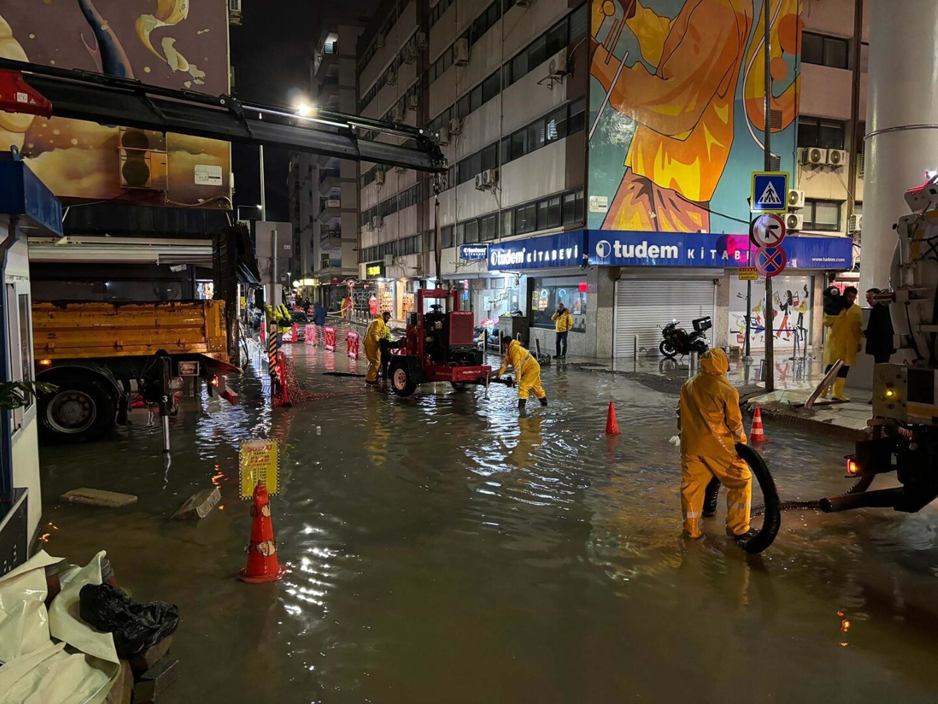 İzmir'de sağanak hayatı felç etti: Alsancak'ta depoları su bastı